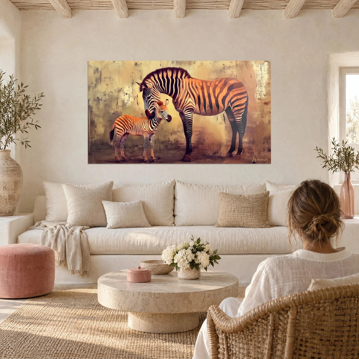 Quadro zebra e il suo piccolo dalle strisce arancio su fondo ocra patinato, sopra un divano in un soggiorno luminoso