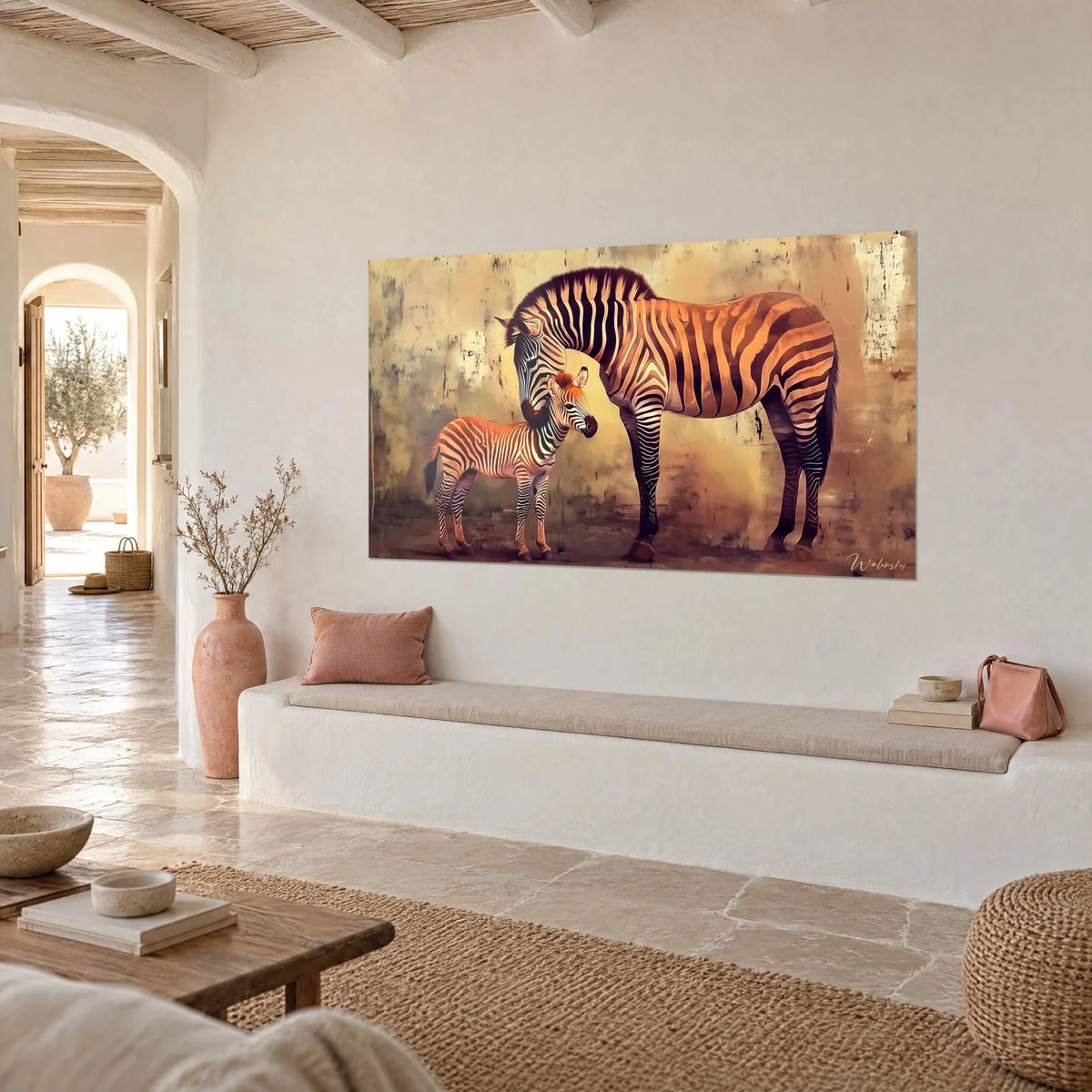 Quadro zebra madre chinata sul suo piccolo, strisce nere e rame, parete giallo dorato, panca bianca in un'alcova