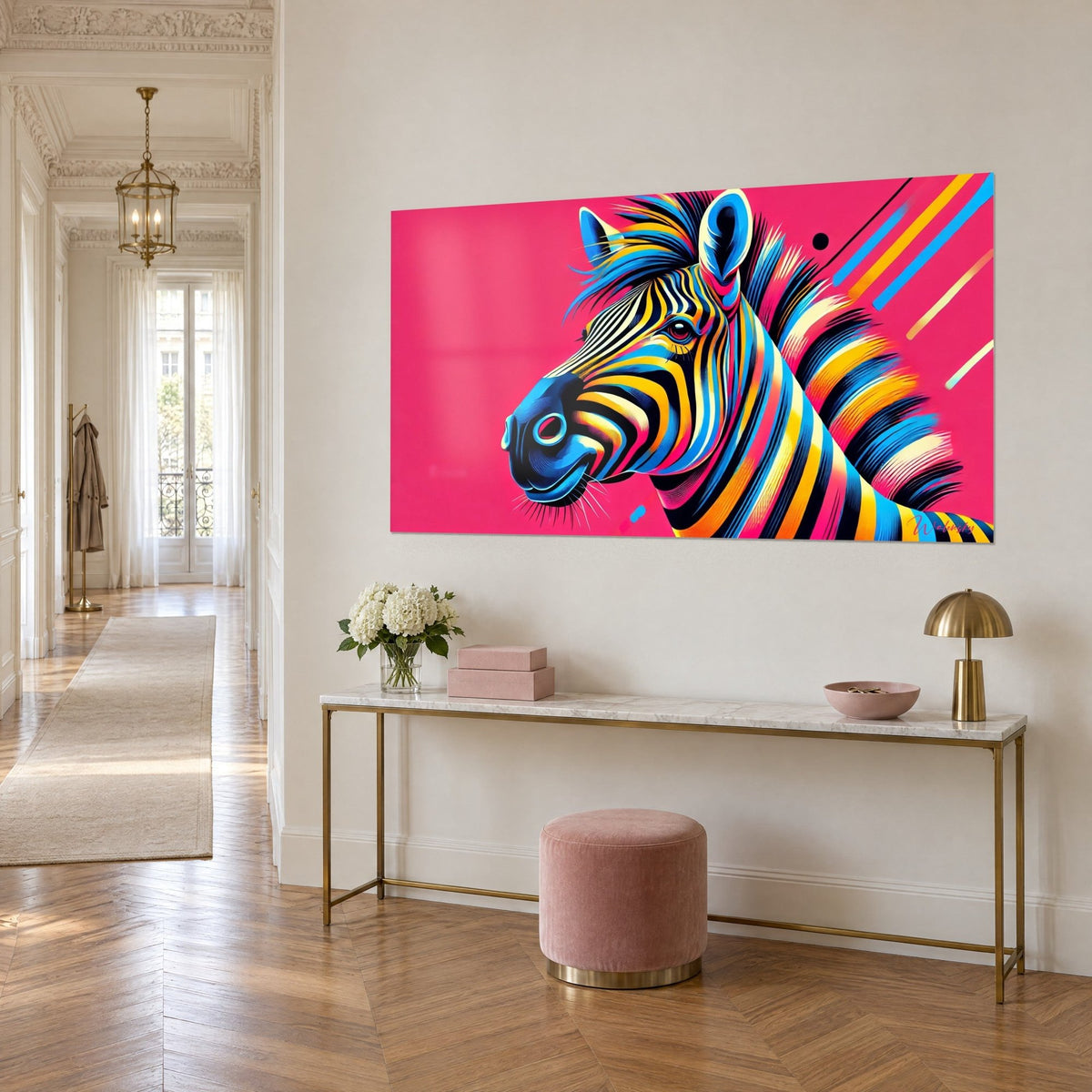 Gemälde Zebraporträt mit azurblauer und gelber Mähne, Fuchsia-Hintergrund, auf einer vergoldeten Konsole in einem Haussmann-Flur