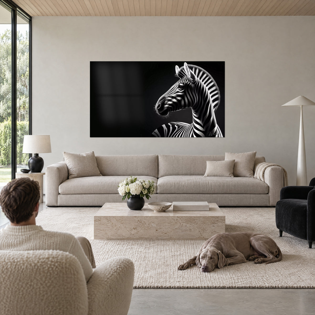 Tableau zèbre de profil, crinière hérissée blanc et noir sur fond d'encre, au-dessus d'un canapé dans un salon lumineux