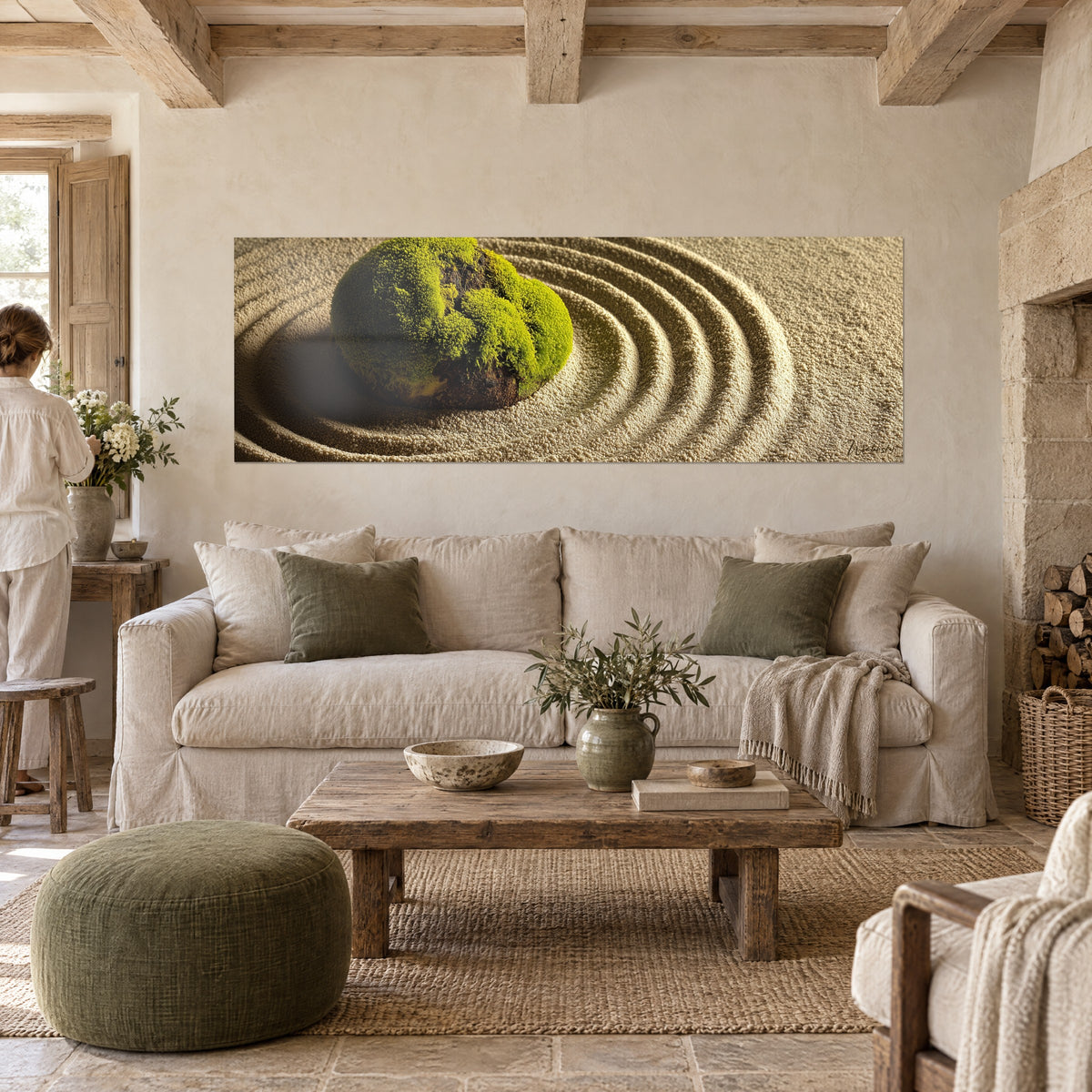 Tableau rocher couvert de mousse vert vif au cœur de cercles dans le sable doré, au-dessus d'un canapé dans un salon lumineux