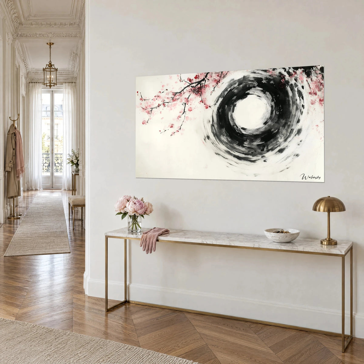 Tableau cercle zen tracé au pinceau sec, branche noire et pétales rose vif sur fond crème, console dorée haussmannienne