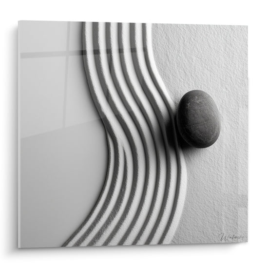 tableau minimaliste zen noir blanc avec lignes courbes fluides et galet ovoide sur fond texture edition sable
