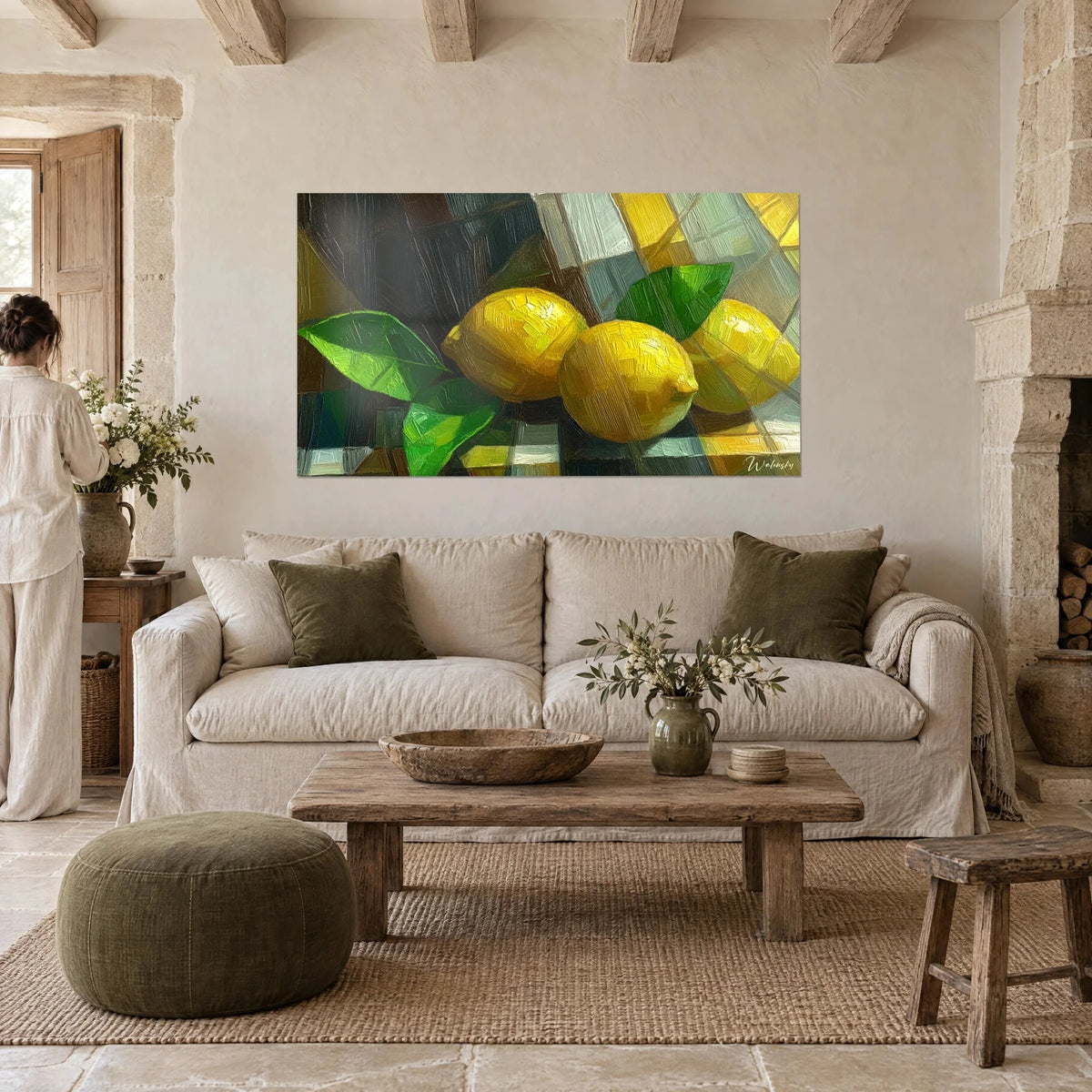 Tableau citrons jaune soleil et feuilles vert vif en touches de couteau, femme de dos, au-dessus d'un canapé dans un salon lumineux