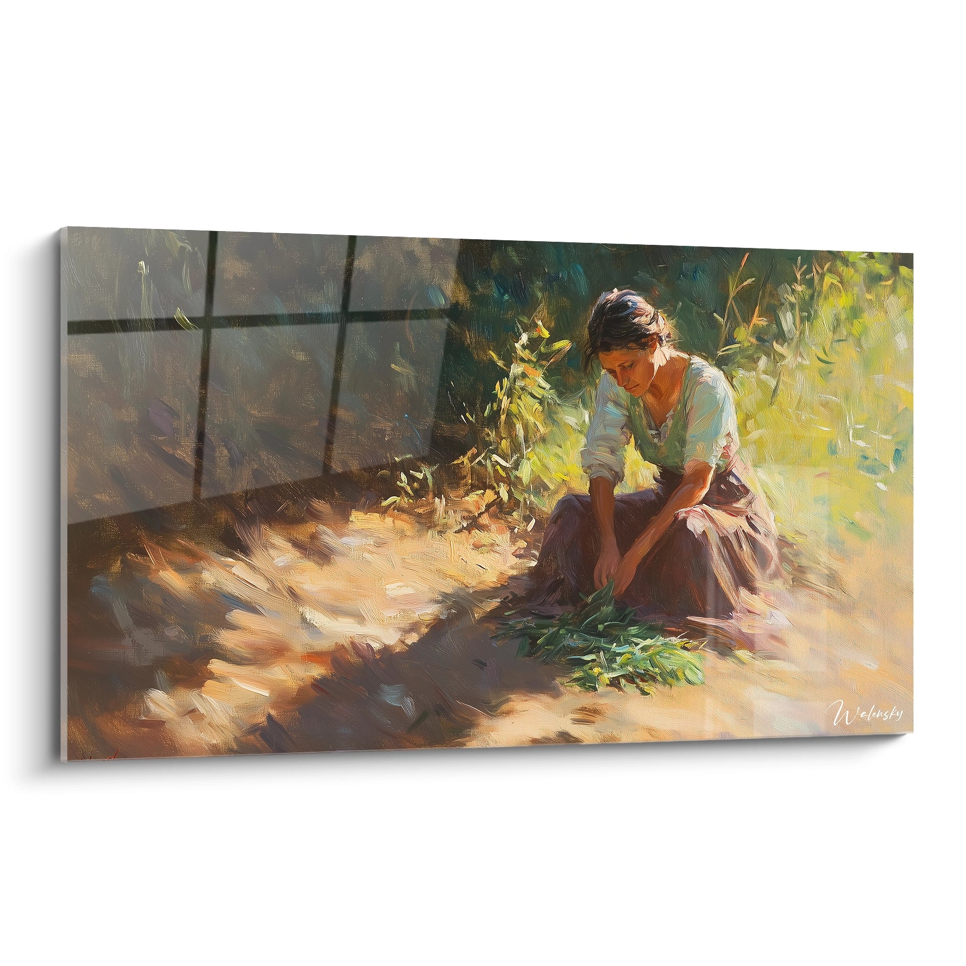 Un tableau Camille Pissarro représentant une femme assise au sol ramassant des plantes. Les teintes dominantes sont vert, beige et marron, avec des textures visibles créant des contrastes de lumière et d’ombre.

