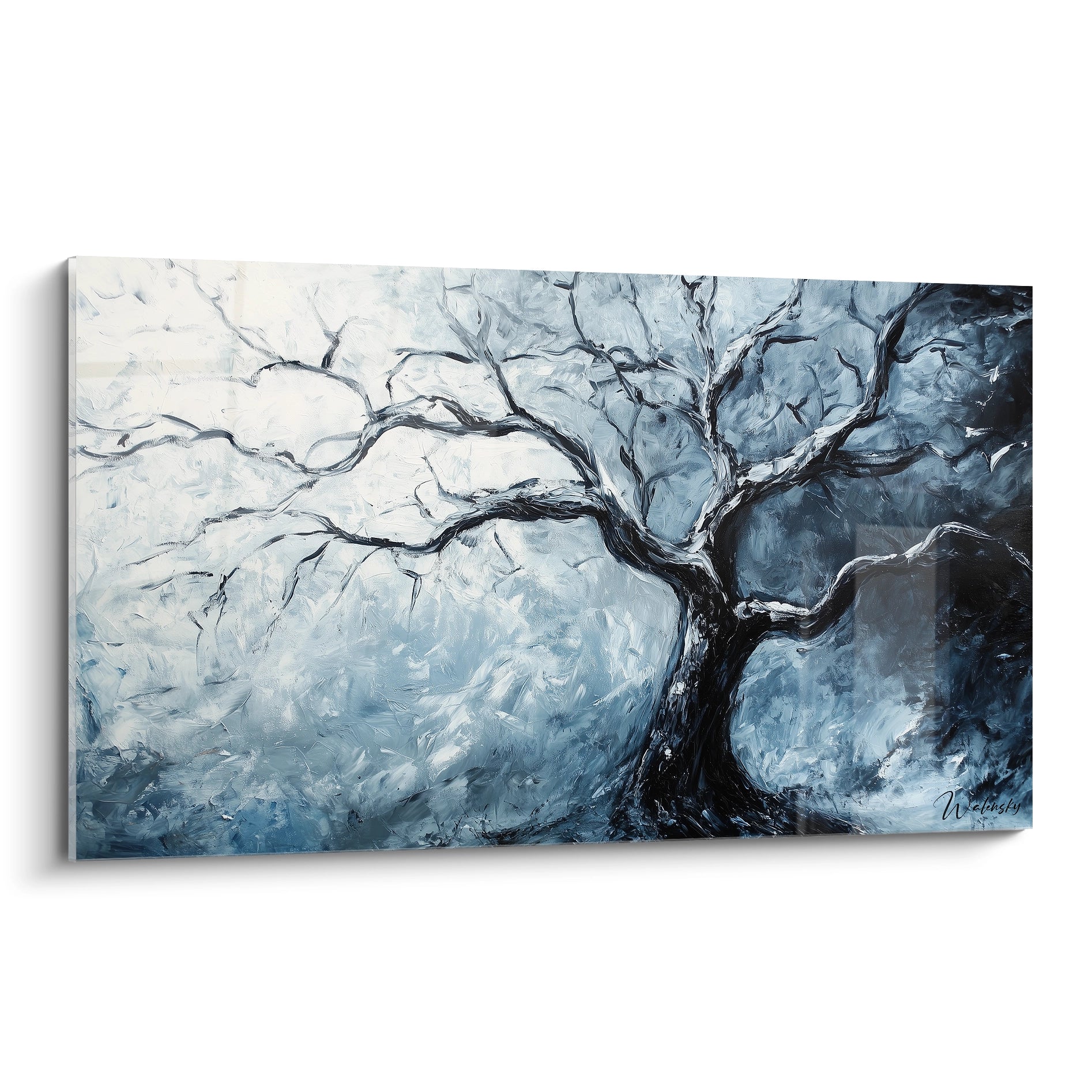 Un tableau Piet Mondrian en noir et blanc représentant un arbre aux branches étendues, avec des teintes de bleu et des textures épaisses contrastées sur un fond lumineux et texturé.