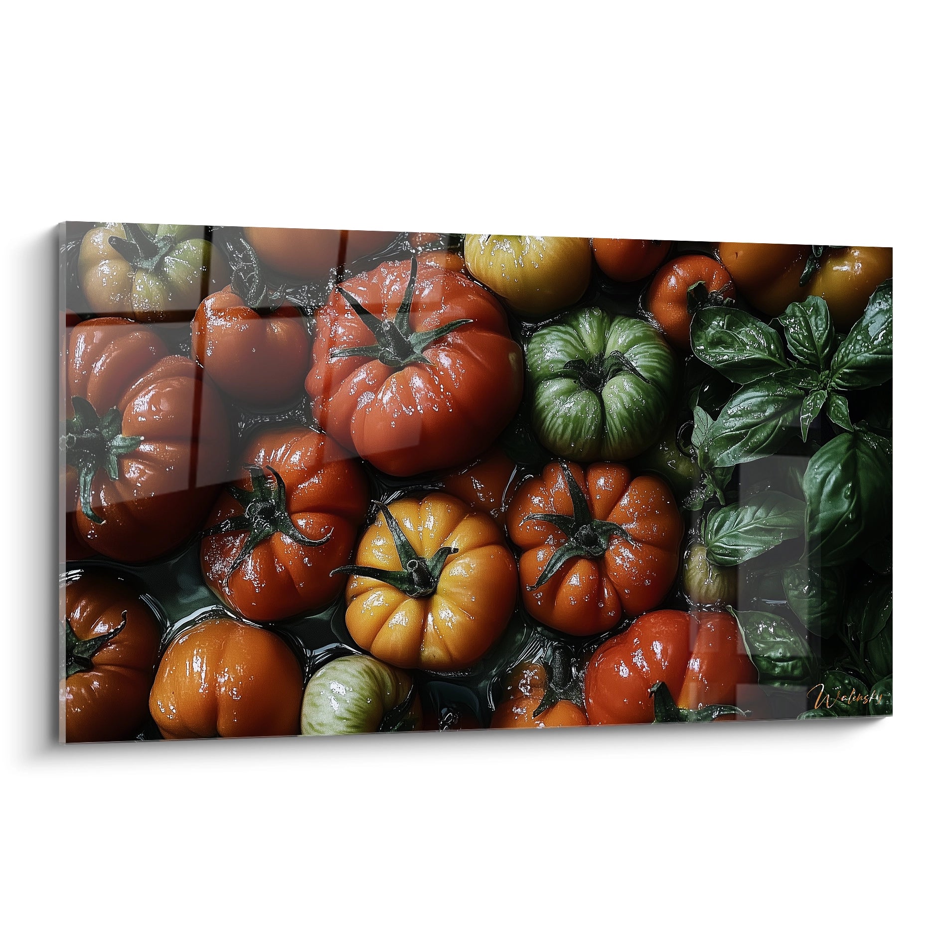 Un tableau tomate montrant des tomates rouges, orange et vertes avec des feuilles de basilic, sur un fond sombre. Les surfaces sont brillantes, avec des reflets d'eau et des textures lisses et nervurées.

