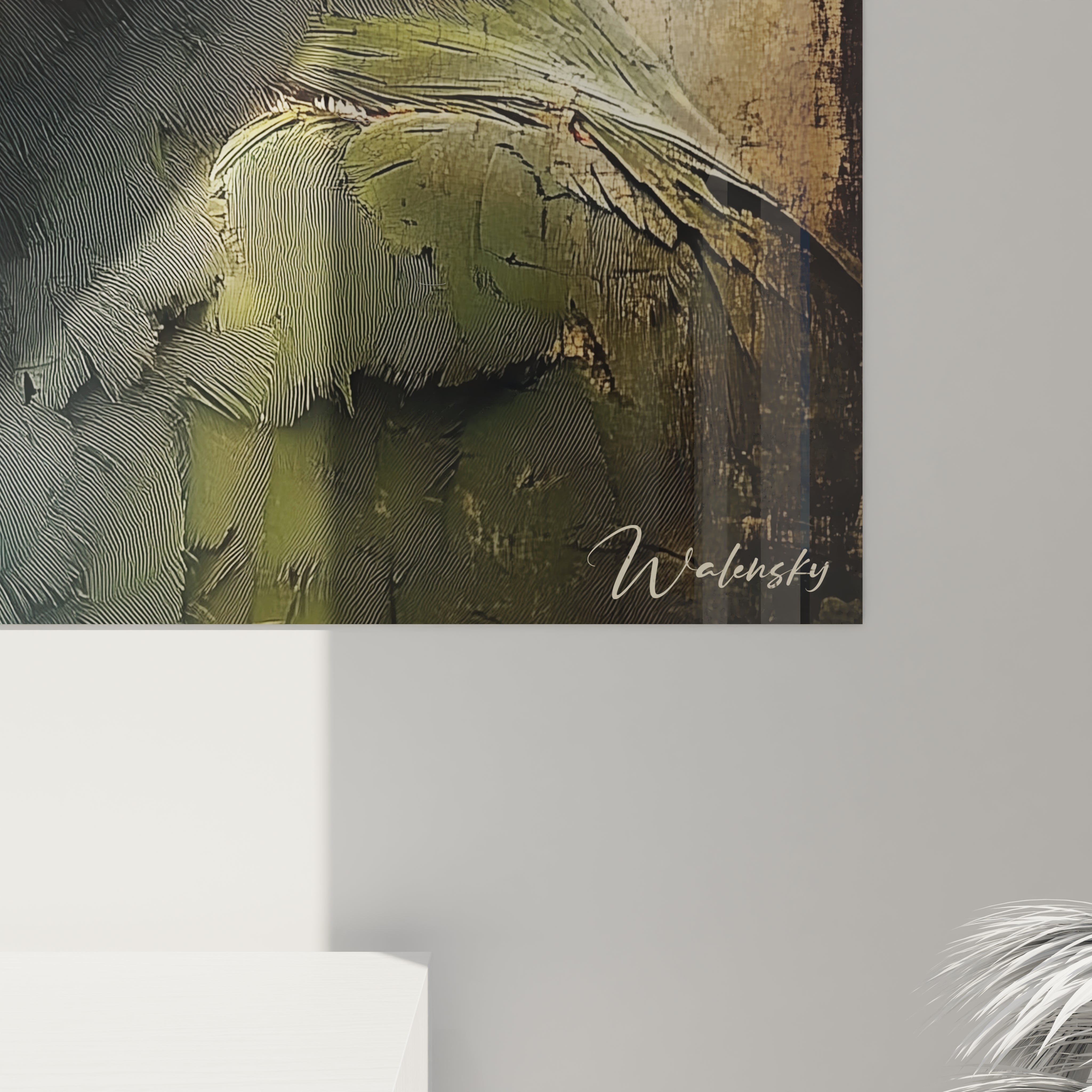 Un tableau perruche capturant un gros plan de perroquet aux plumes grises, vertes et rouges. Œil jaune détaillé avec pupille noire, bec massif noir. Texture visible des plumes individuelles sur fond beige patiné aux craquelures délicates.
