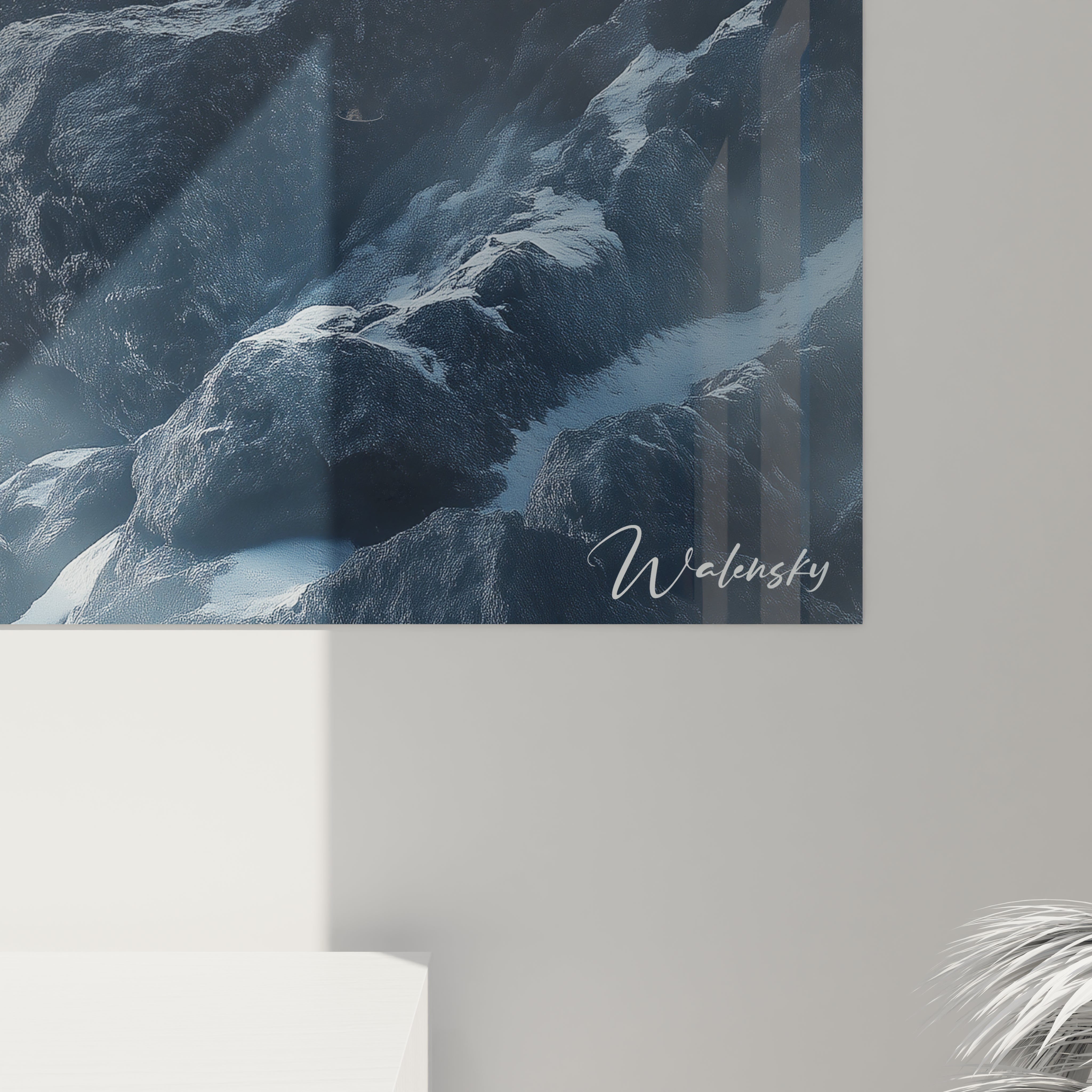 Un tableau panthère des neiges illustrant le prédateur alpin perché sur des rochers escarpés face à un pic montagneux. Les nuances de gris et de bleu dominent la composition, avec des détails précis du pelage moucheté et des reliefs rocheux couverts partiellement de neige.

