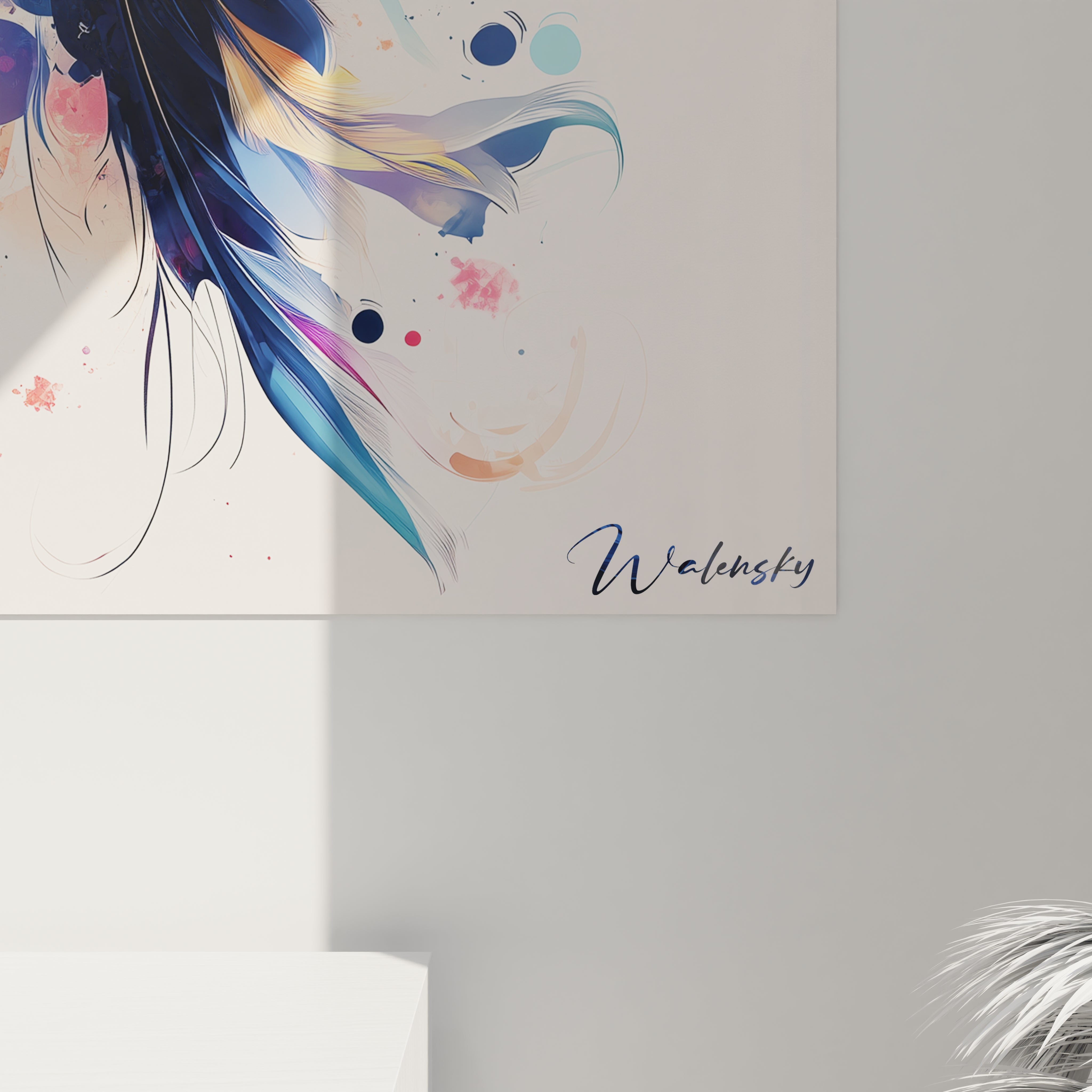 Tableau coq expressif montrant un volatile aux plumes bleues et rouges détaillées. La composition verticale est rehaussée par des projections de couleurs vives et des effets d'éclaboussures qui encadrent délicatement l'animal sur un fond neutre.
