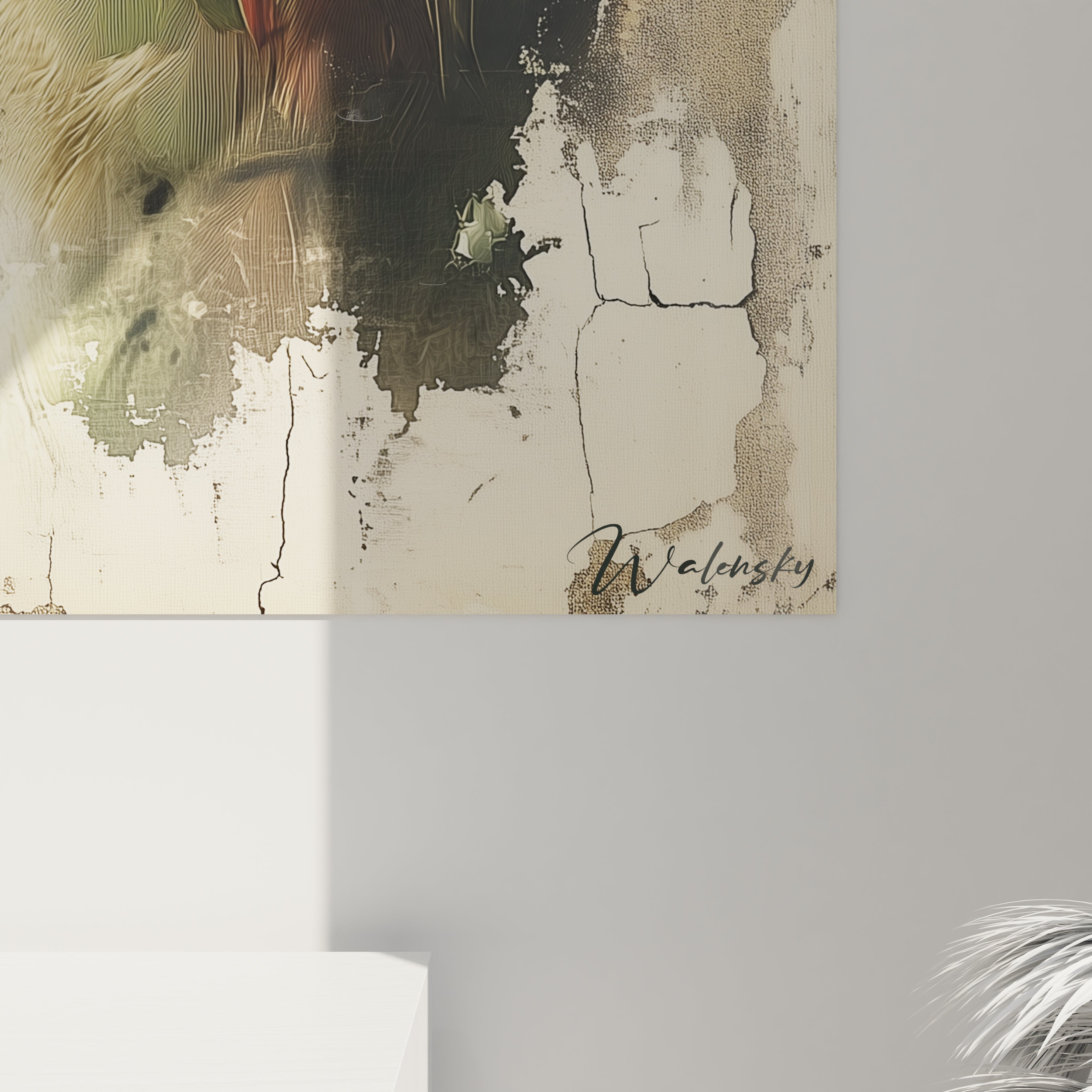 Un tableau perruche portrait d'un ara exotique, capturant les détails du plumage vert profond et des marques rouges autour de l'œil, avec un rendu texturé des plumes sur fond beige craquelé.
