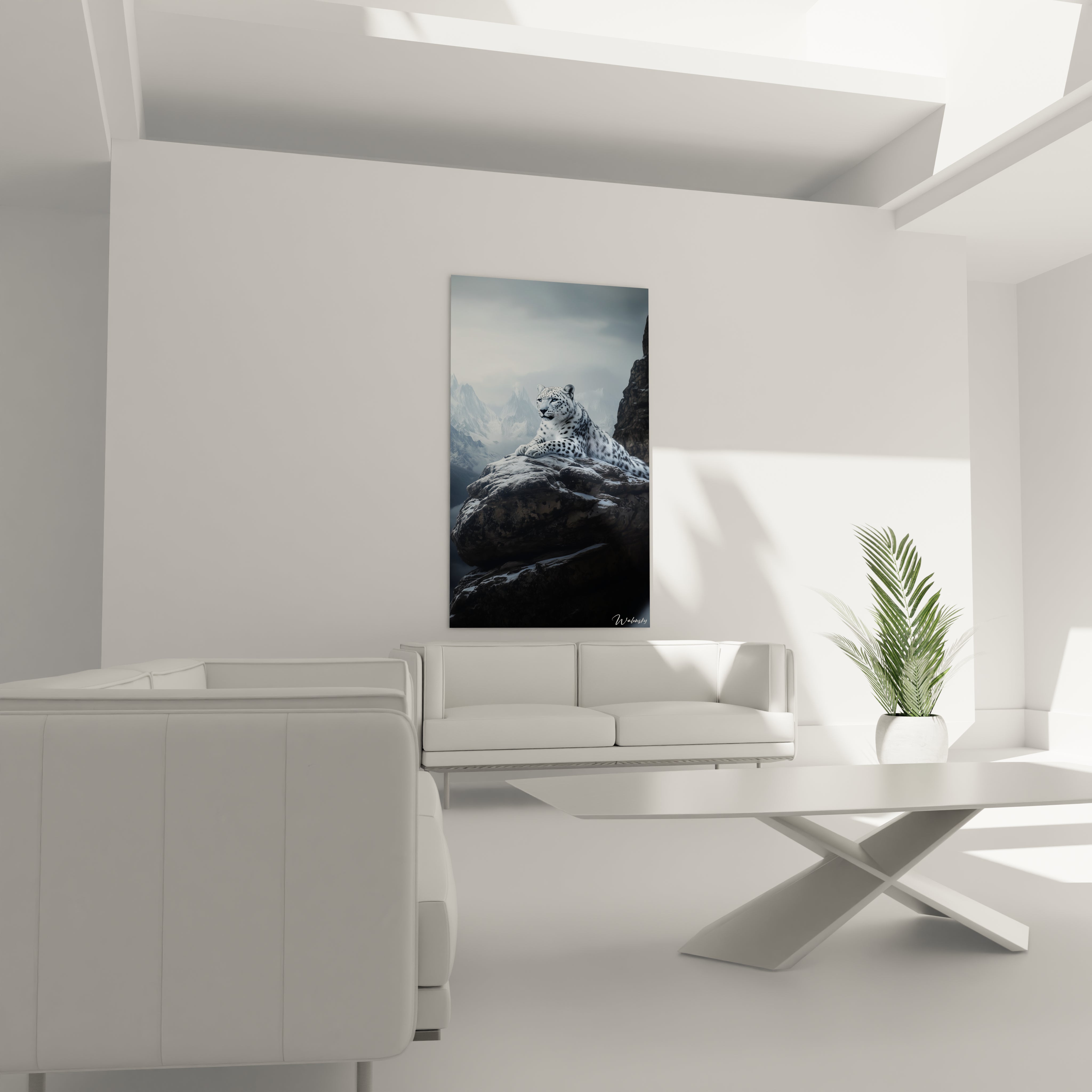 Un tableau panthère des neiges observant son territoire depuis une hauteur rocheuse. L'animal au pelage tacheté est représenté dans son habitat naturel montagneux, avec des sommets enneigés voilés de brume et un ciel nuageux aux teintes bleutées.
