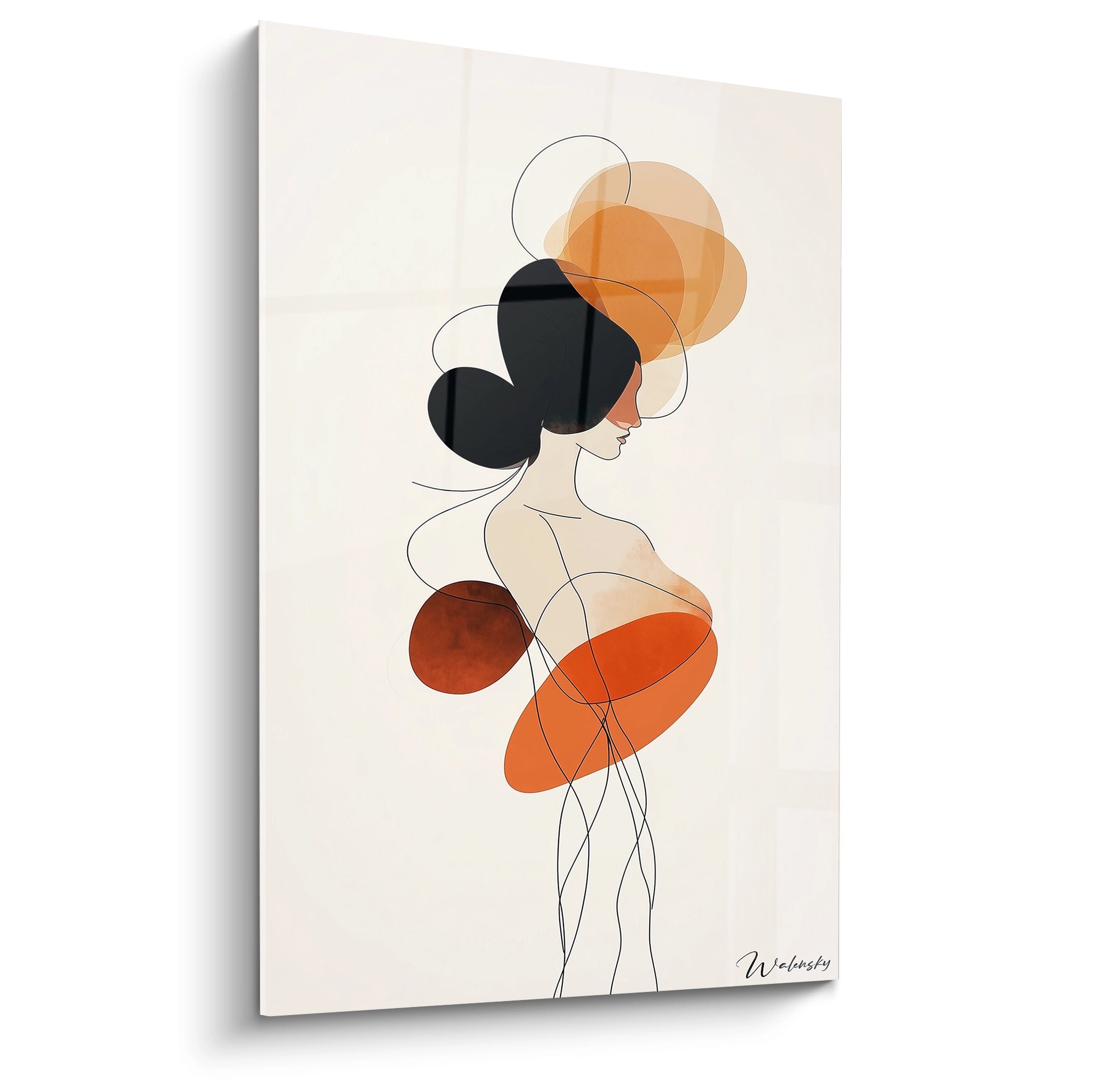 Une silhouette féminine élégante dans un tableau artistique abstrait, entourée de teintes orange et marron.
