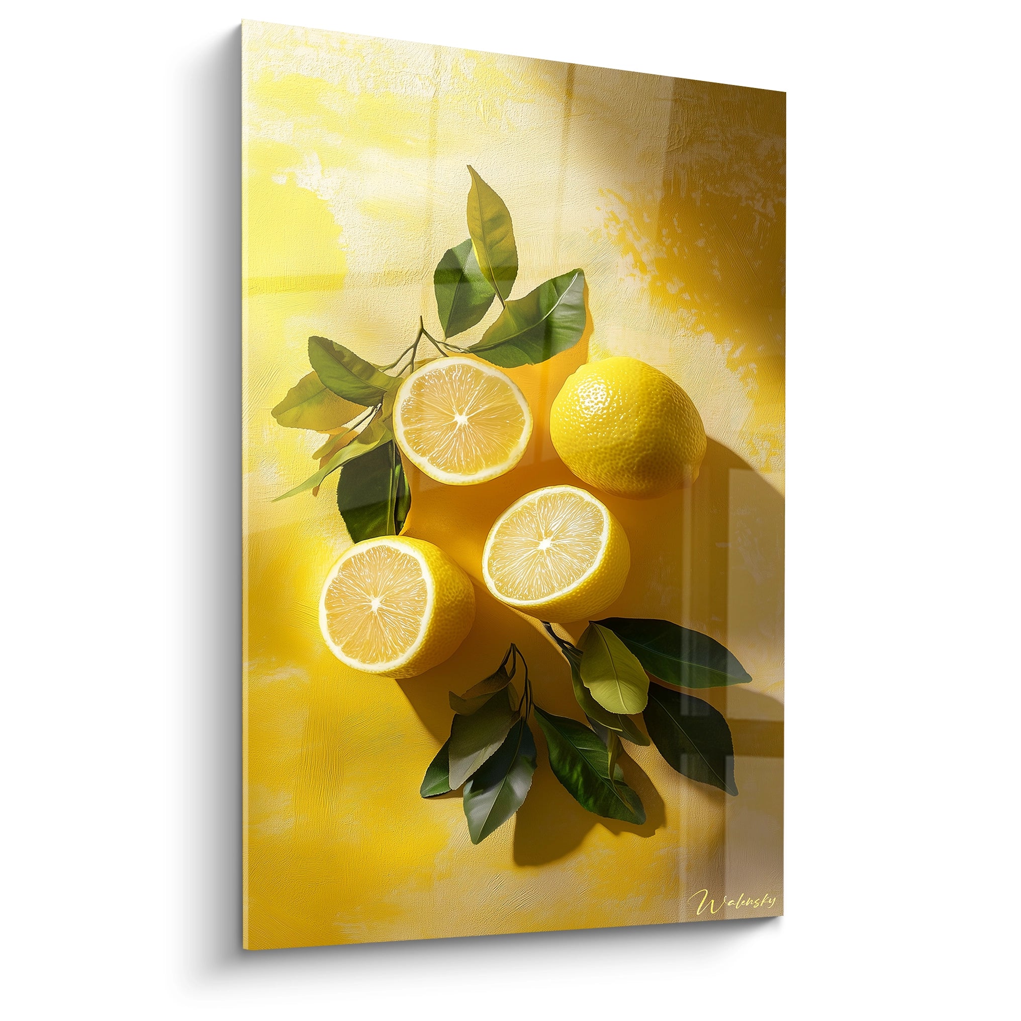 Un tableau citron présentant plusieurs citrons entiers et coupés, accompagnés de feuilles vertes. Les teintes dominantes sont le jaune vif, le vert profond et l’or, avec un fond texturé lumineux.

