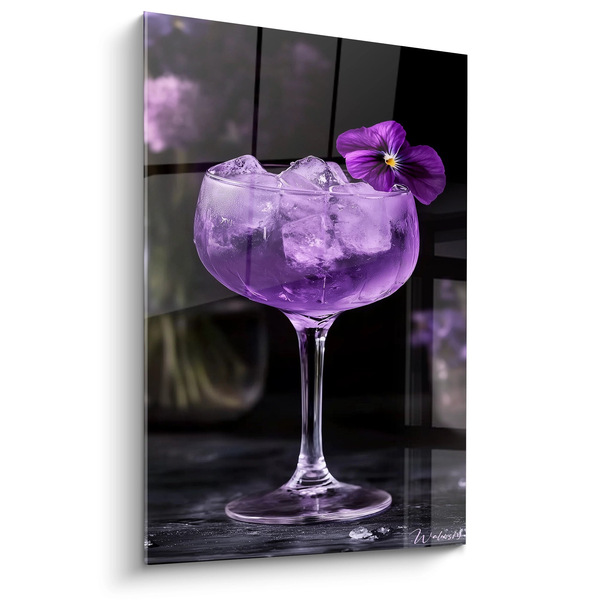 Un tableau cocktail illustrant un verre à pied rempli de liquide violet translucide avec des glaçons, accompagné d'une fleur violette. Les reflets argentés et noirs créent un effet de lumière contrasté.

