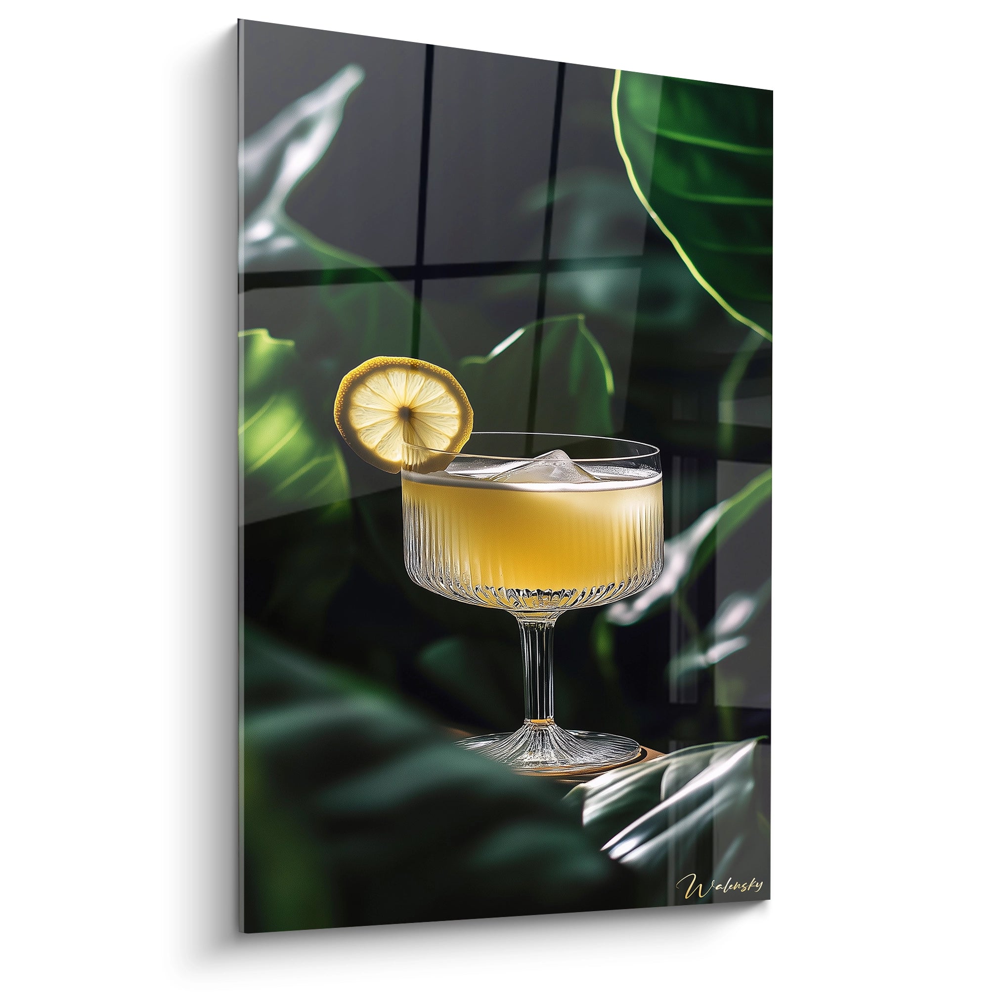 Un tableau cocktail représentant un verre en cristal contenant une boisson jaune doré avec des glaçons, accompagné d’une tranche de citron. L’arrière-plan présente de larges feuilles vertes sur fond sombre.

