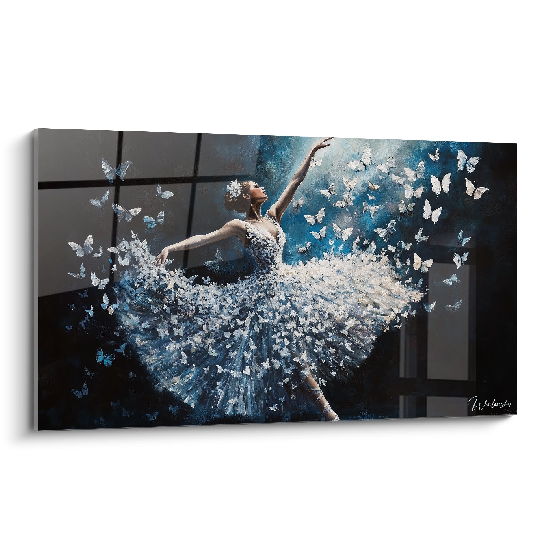 Un tableau danseuse abstrait montrant une ballerine en robe blanche ornée de papillons, entourée de tons bleu marine, blanc et argent avec des textures détaillées.

