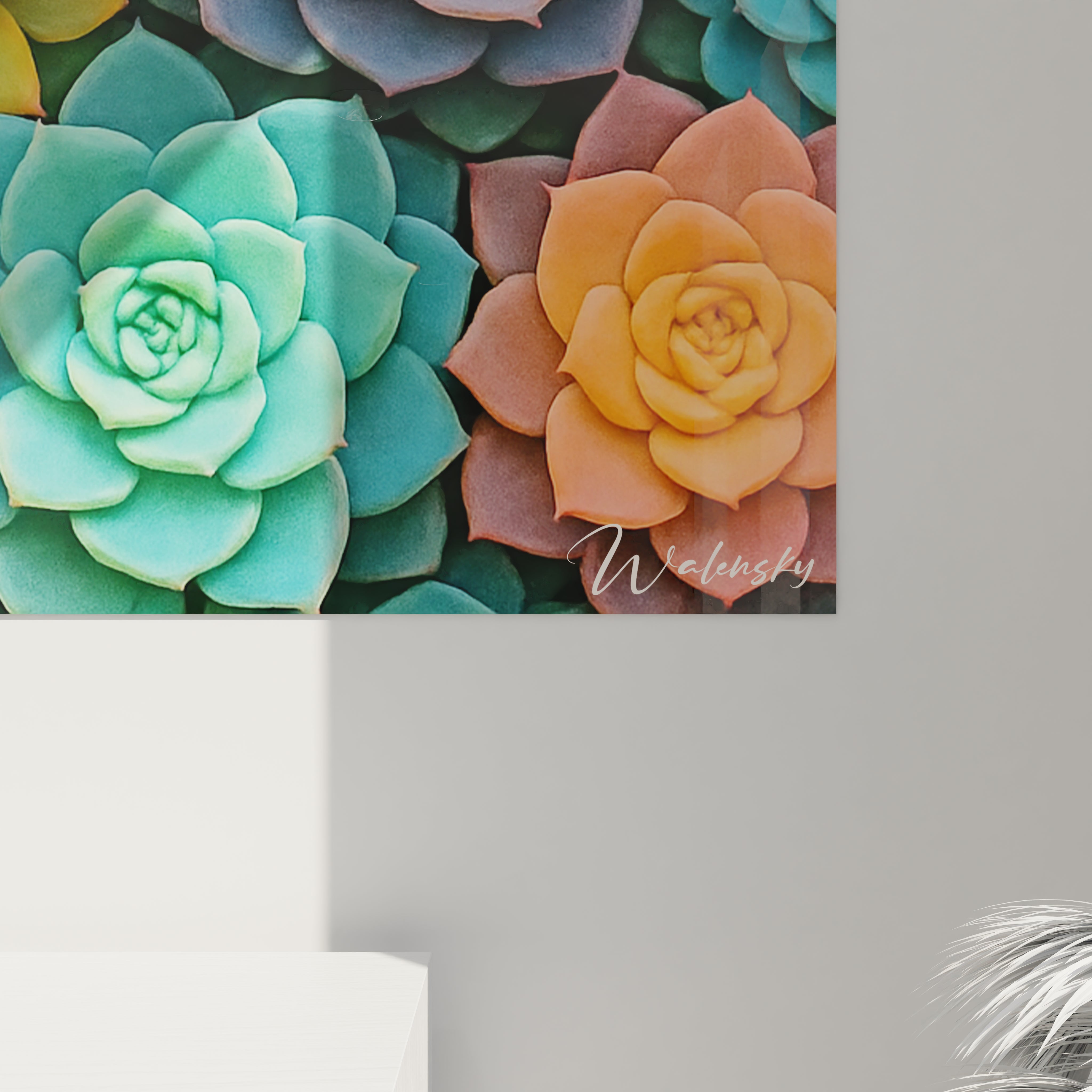 Un tableau succulentes capturant un arrangement serré de rosettes aux feuilles épaisses et charnues. Les teintes dominantes de bleu-vert, lavande et orange vif créent un motif coloré vibrant, avec des textures lisses et une apparence tridimensionnelle.
