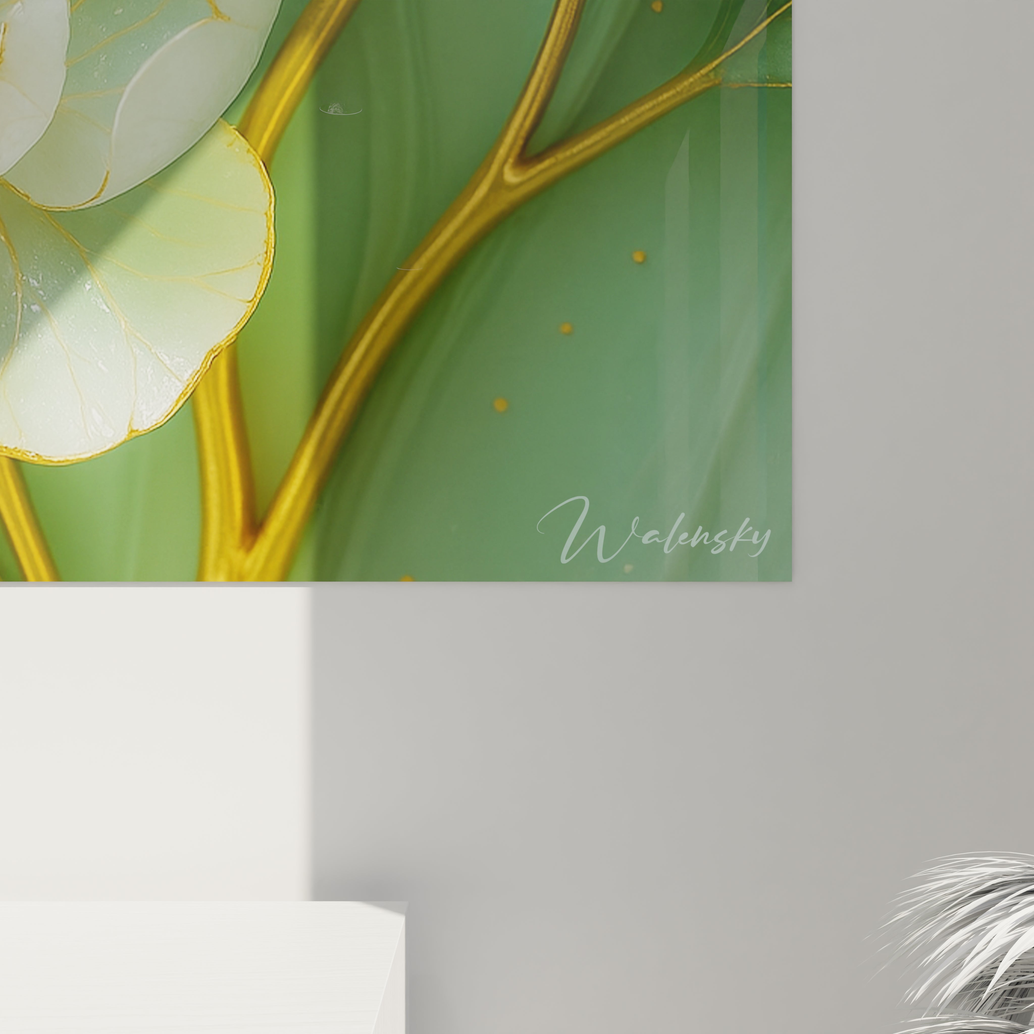 Un tableau fleurs précieuses représentant des floraisons blanches diaphanes à bordures dorées sur fond vert tendre. Les pétales translucides sont rehaussés de fines lignes dorées, complétés par des boutons vert émeraude sur tiges d'or.

