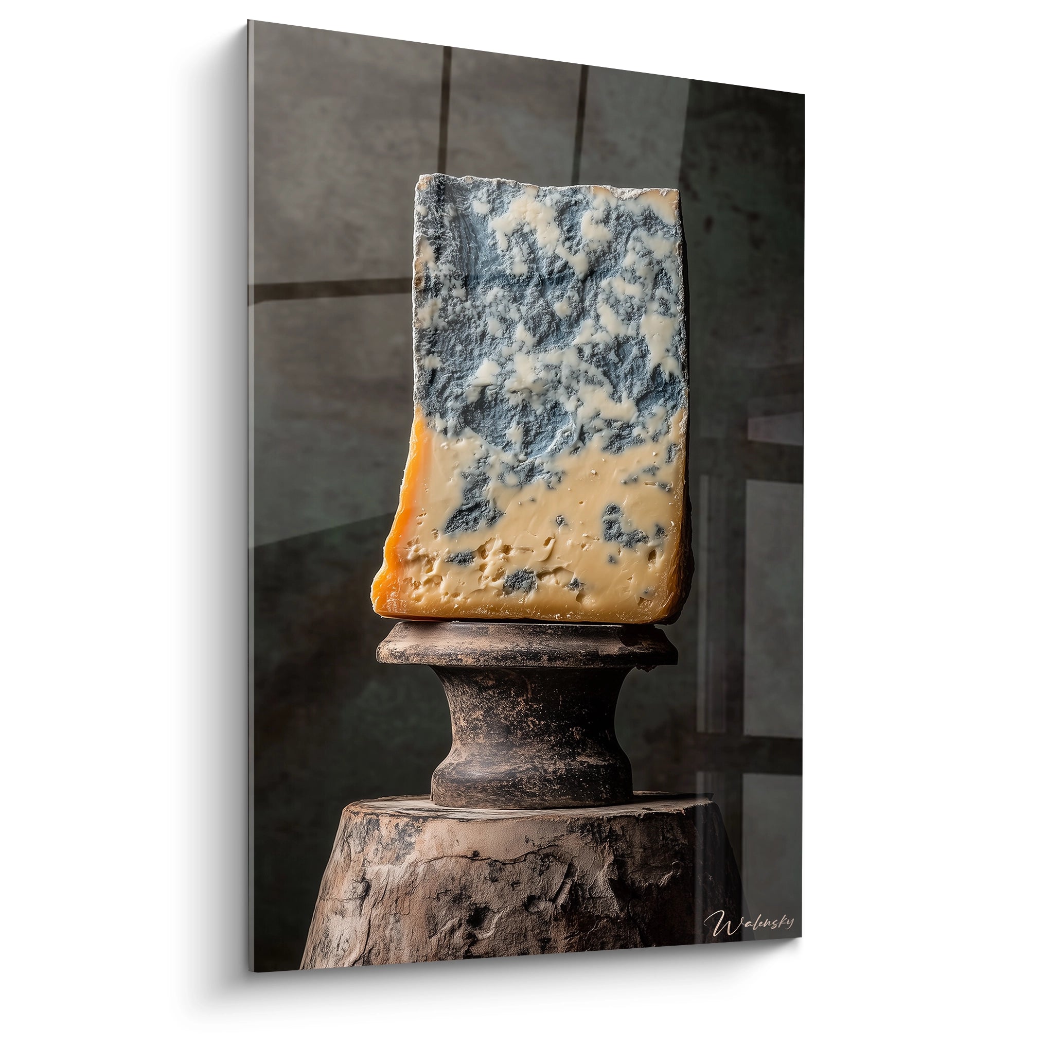 Un tableau fromage représentant un fromage persillé, aux teintes dorées, bleues et beiges, avec une texture granuleuse et une surface irrégulière évoquant l'affinage.

