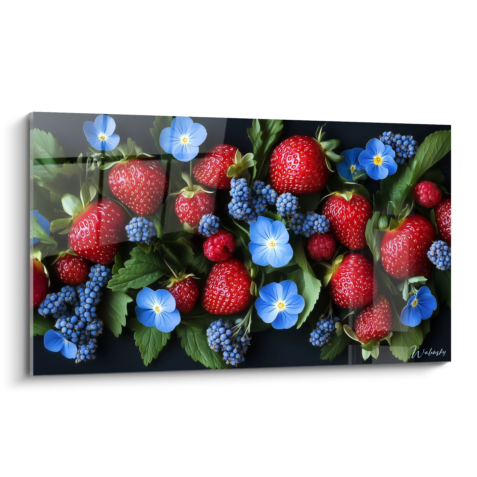 Un tableau fruit représentant des fraises rouges, des mûres bleues et des framboises sur un fond sombre, avec des feuilles vertes et des fleurs bleues, offrant un contraste marqué et des textures détaillées.

