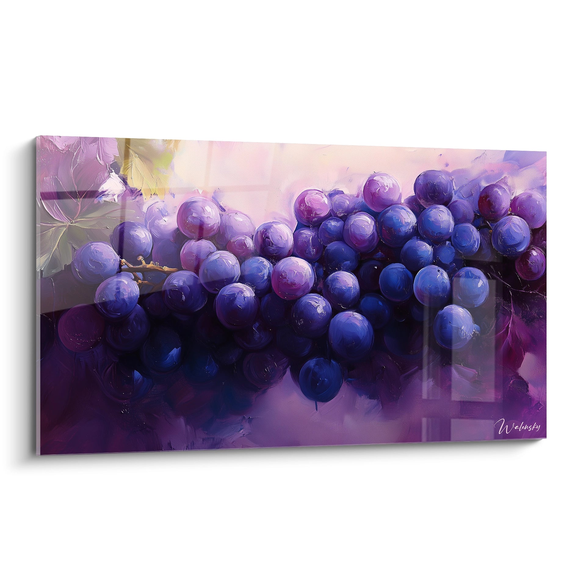 Un tableau raisin représentant une grappe de raisins violets et bleus, avec un fond dégradé rose et beige. Les textures sont lisses et brillantes, avec des reflets lumineux accentuant le relief.

