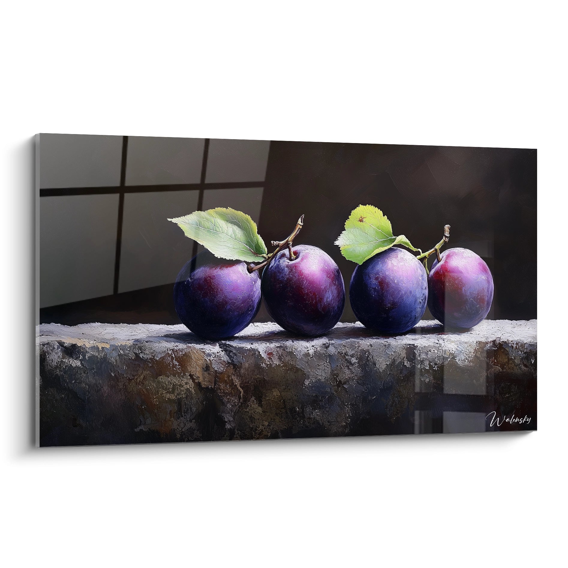 Un tableau prune représentant trois prunes réalistes aux reflets violets et bleus, posées sur une surface texturée avec un fond sombre. Les feuilles vertes apportent un contraste naturel.

