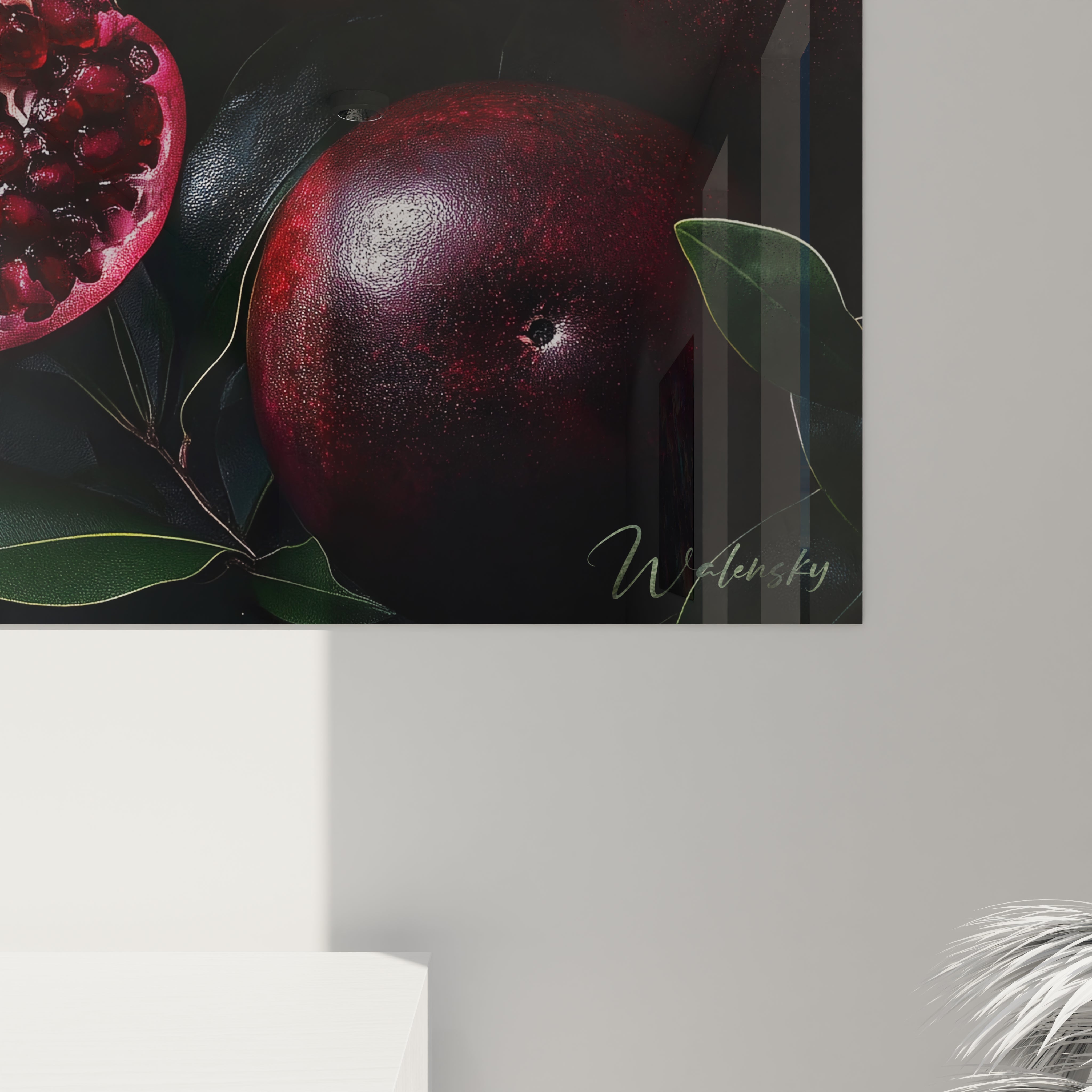 Un tableau grenade représentant des fruits entiers et coupés, avec des graines d’un rouge intense, des reflets sur la surface lisse et un fond sombre marqué par des variations de textures.







