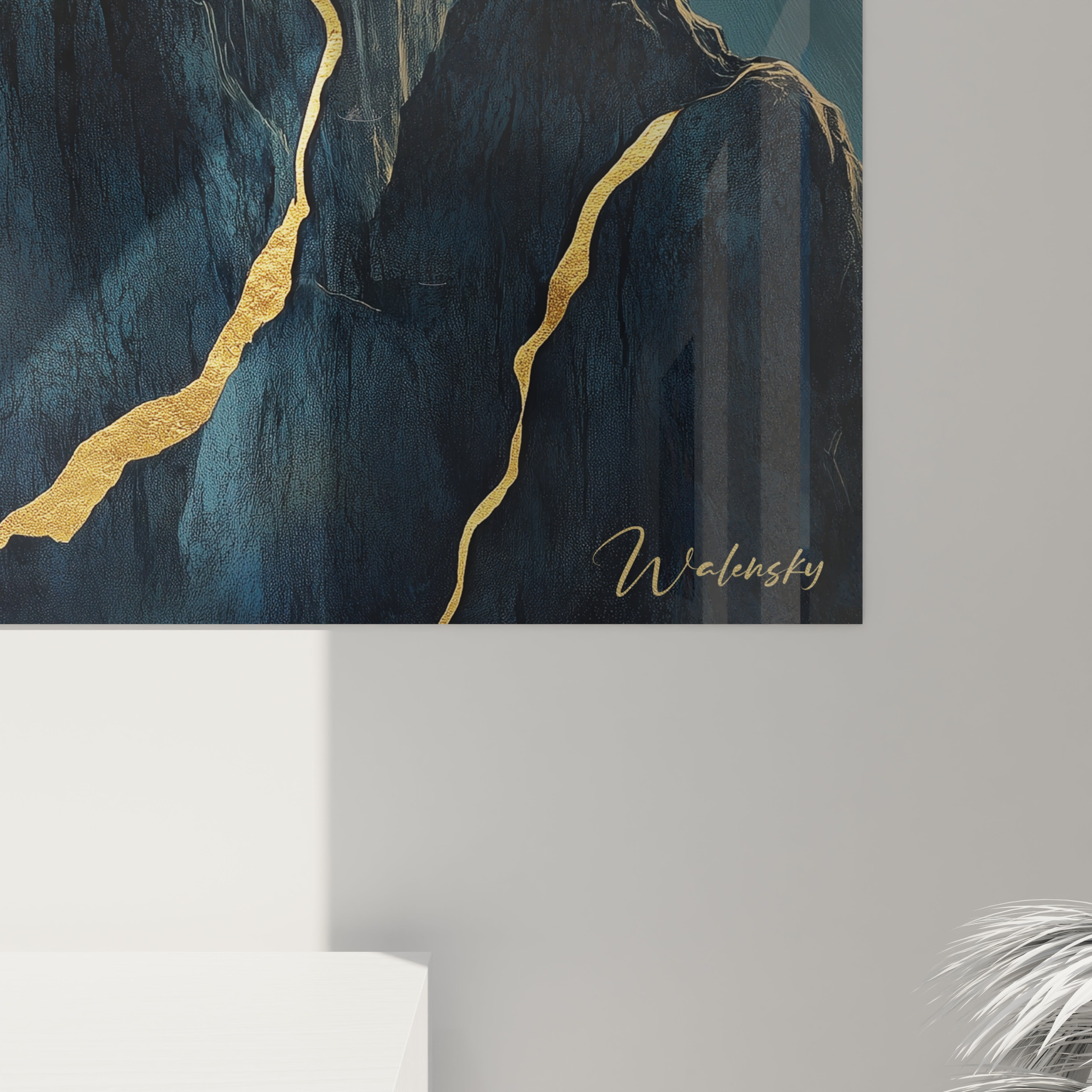 Un tableau japon artistique présentant des pics montagneux bleu foncé ornés de veines dorées brillantes, surmonté d'un bonsaï et accompagné d'une lune pleine dorée, mêlant textures rugueuses et surfaces lisses métallisées.

