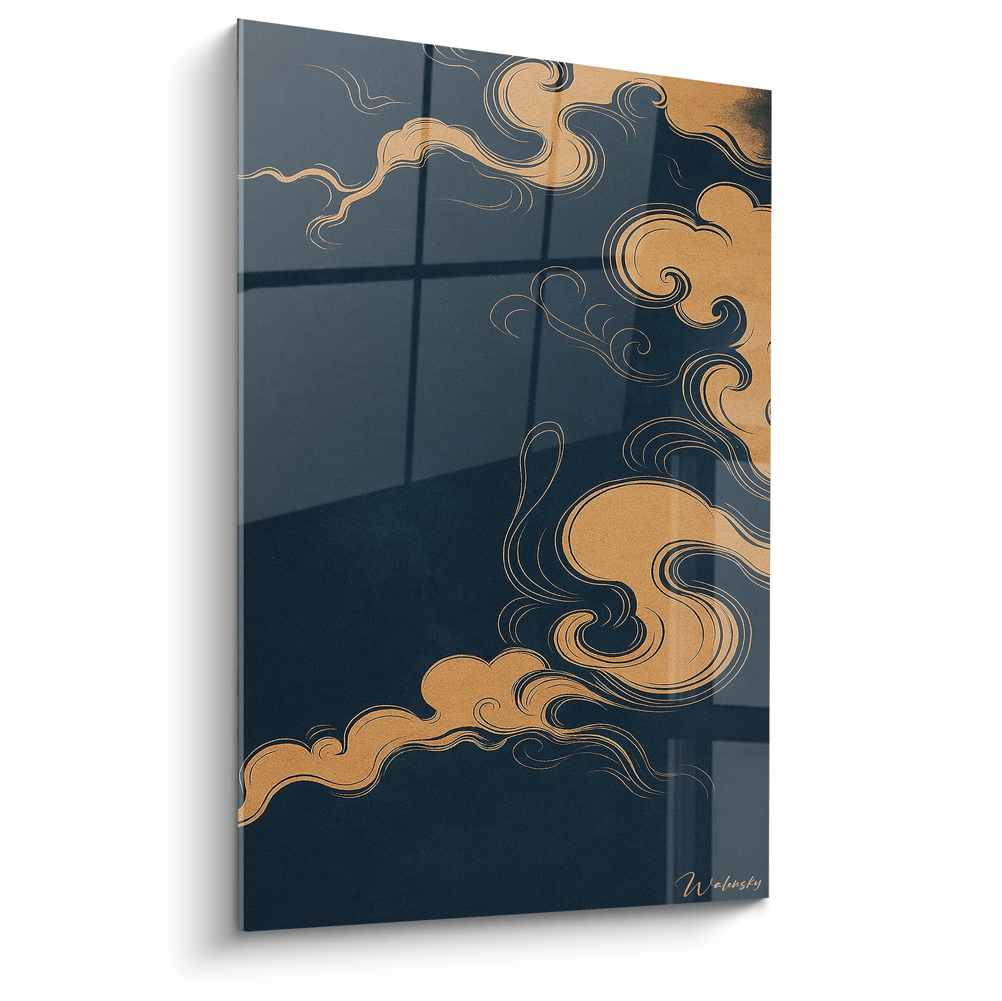 Un tableau nuages japonais présentant des motifs dorés tourbillonnants sur fond bleu marine profond, avec des formes fluides évoquant des nuages traditionnels, des lignes calligraphiques délicates et une composition asymétrique équilibrée.
