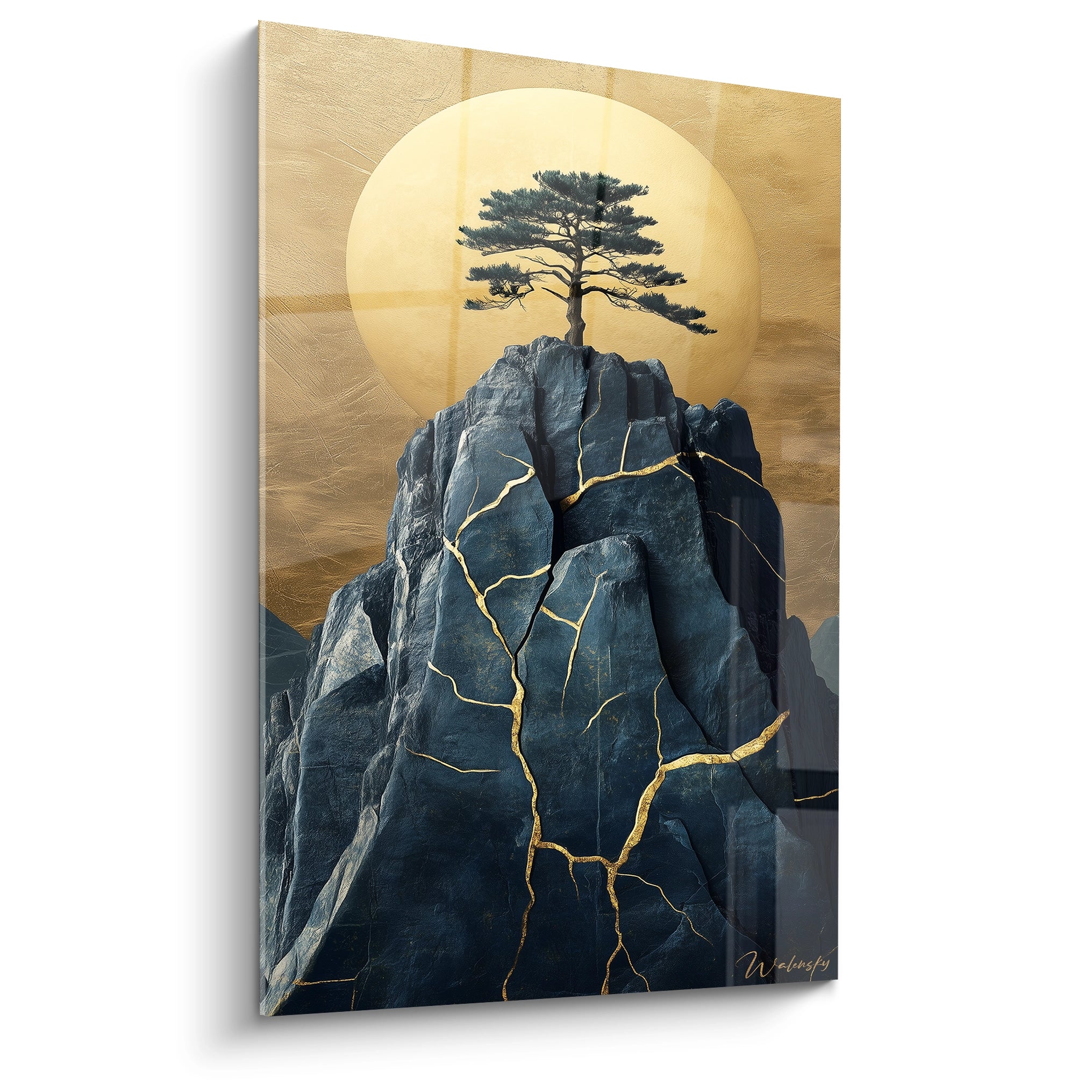 Un tableau japon représentant un pin solitaire perché sur un rocher bleu aux veines dorées, devant un cercle d'or parfait. Contraste saisissant entre la texture rugueuse de la pierre, le feuillage délicat de l'arbre et la surface lisse dorée.

