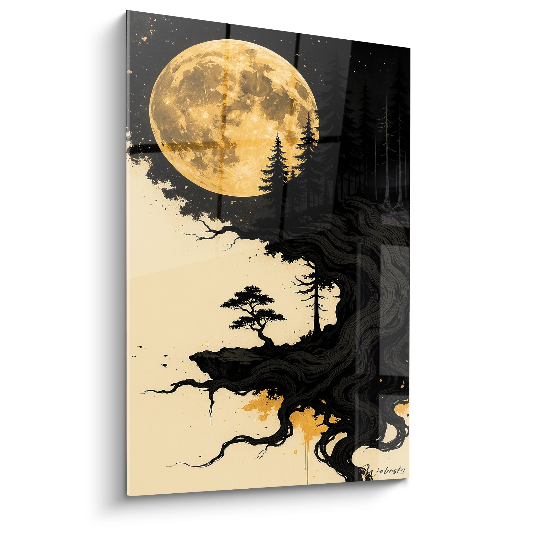 Un tableau lune japonaise présentant une pleine lune dorée illuminant une forêt de pins, avec un bonsaï solitaire sur une falaise. Les couleurs noir, or et beige créent un contraste saisissant, avec des textures fluides et des éclaboussures dorées évoquant l'art traditionnel nippon.
