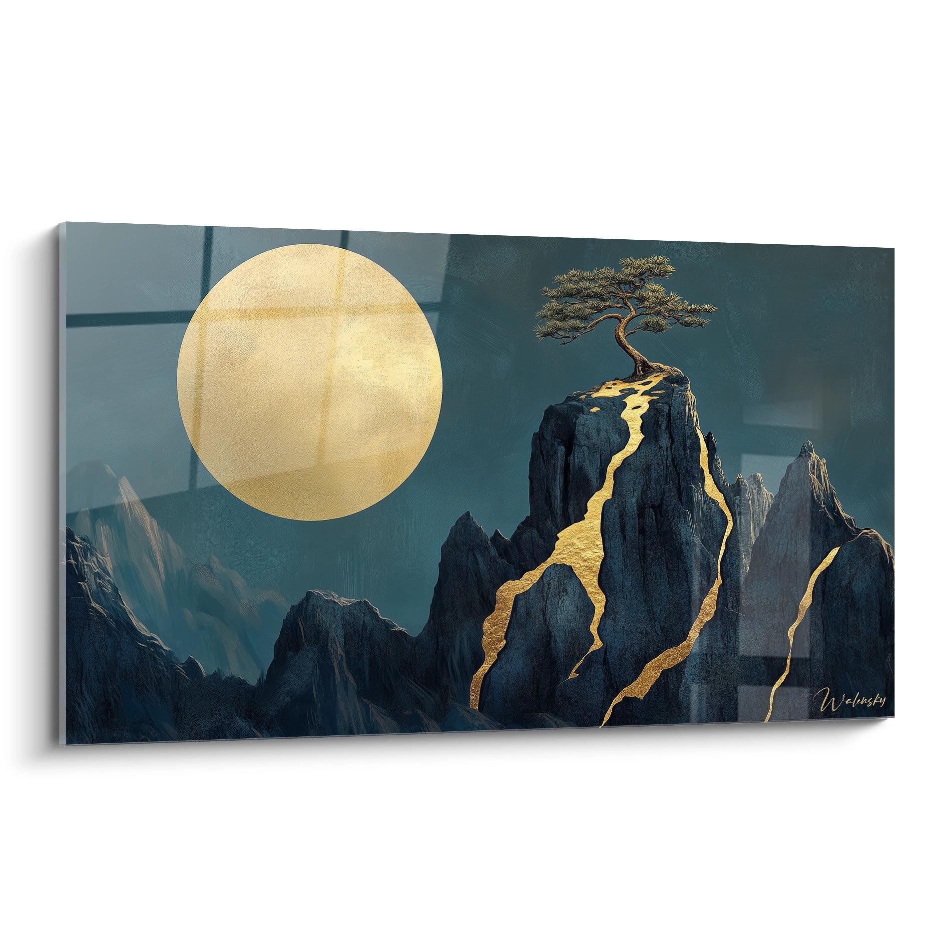 Un tableau japon représentant une montagne bleue-noire traversée de veines dorées, avec un pin solitaire au sommet et une grande lune dorée brillante dans un ciel nocturne, alliant contraste saisissant et textures variées.
