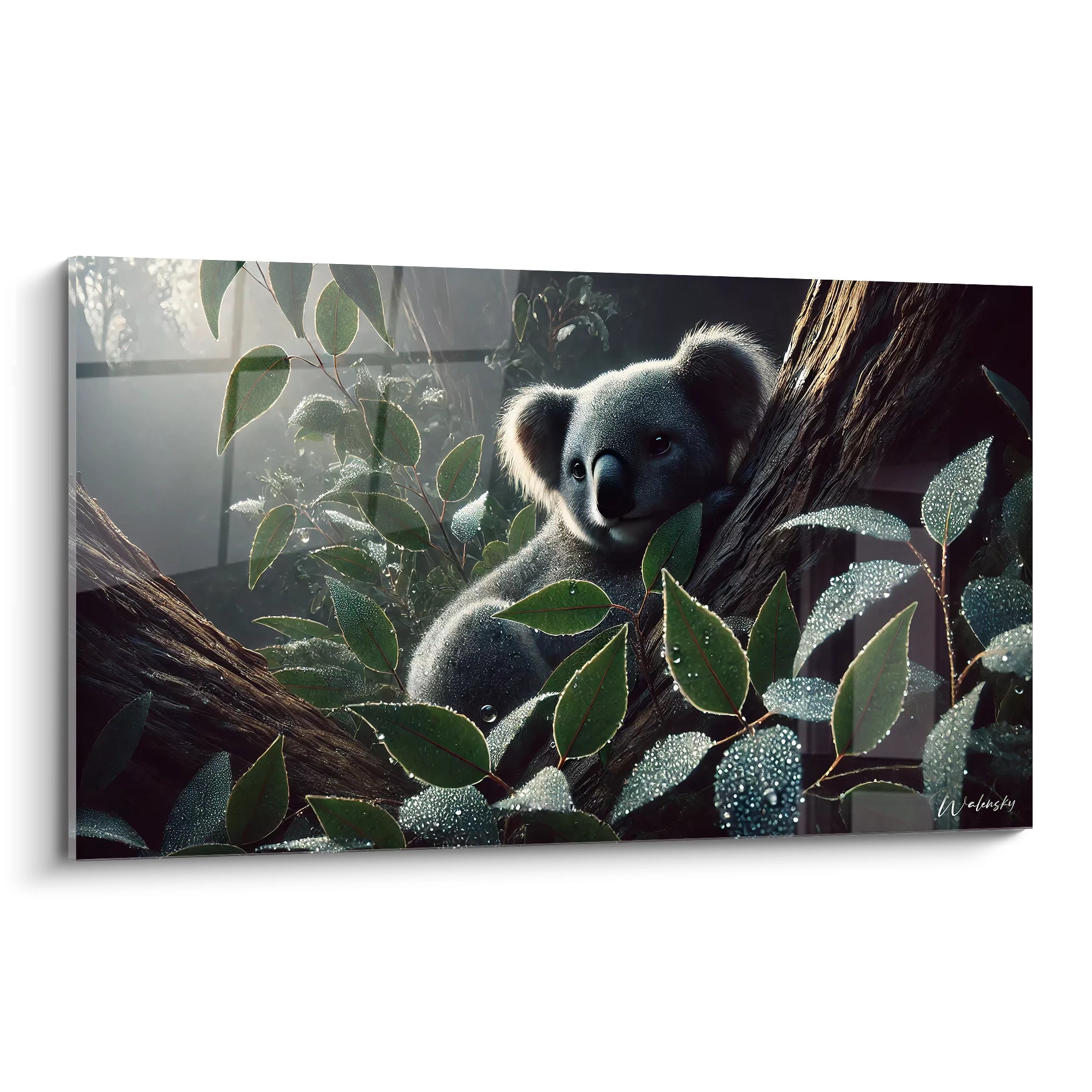 Ce tableau koala vue de biais offre une sensation de tranquillité avec son koala paisiblement accroché à un arbre. Les détails des feuilles et des gouttes de rosée captivent l'observateur.

