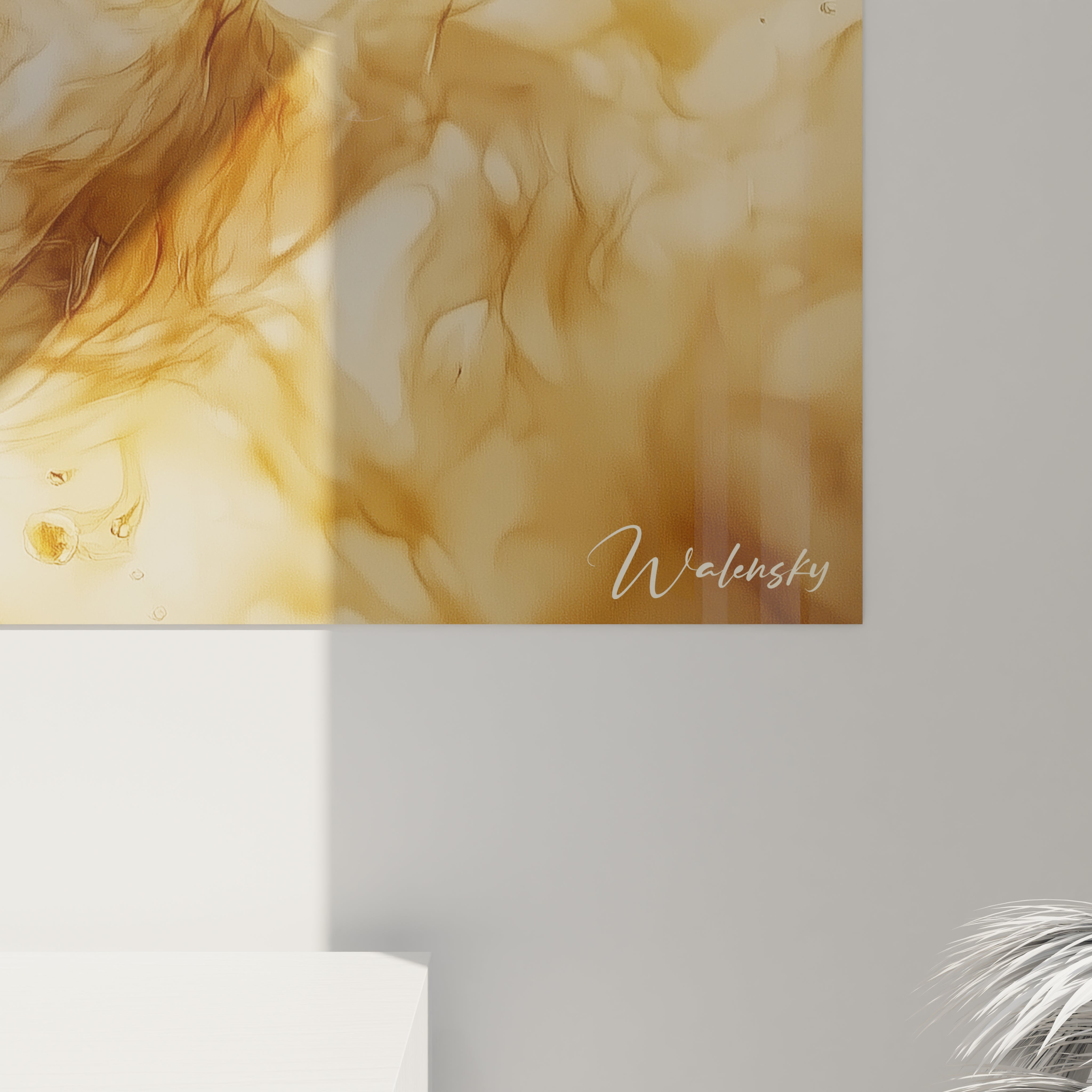 Un tableau licorne artistique présentant un animal mythique blanc au galop sur fond beige, sa crinière et sa queue transformées en éclaboussures ambrées avec des points lumineux dorés, mêlant réalisme anatomique et techniques de peinture fluide.
