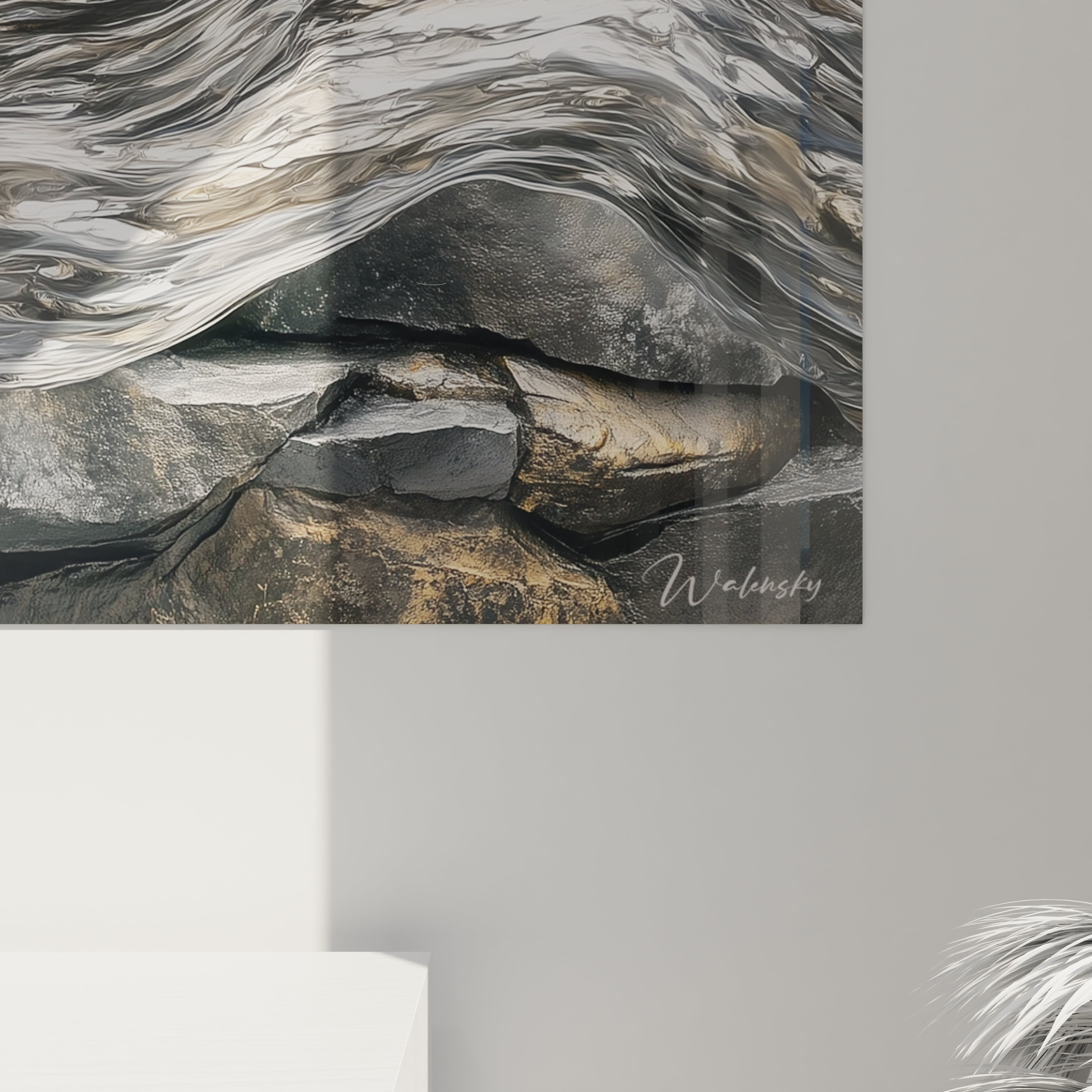 Un tableau abstrait juxtaposant la rugosité de pierres fracturées aux tons gris, noir et or avec la fluidité d'une vague argentée centrale, créant une composition horizontale où les textures contrastées dialoguent entre matières brutes et surfaces lisses réfléchissantes.
