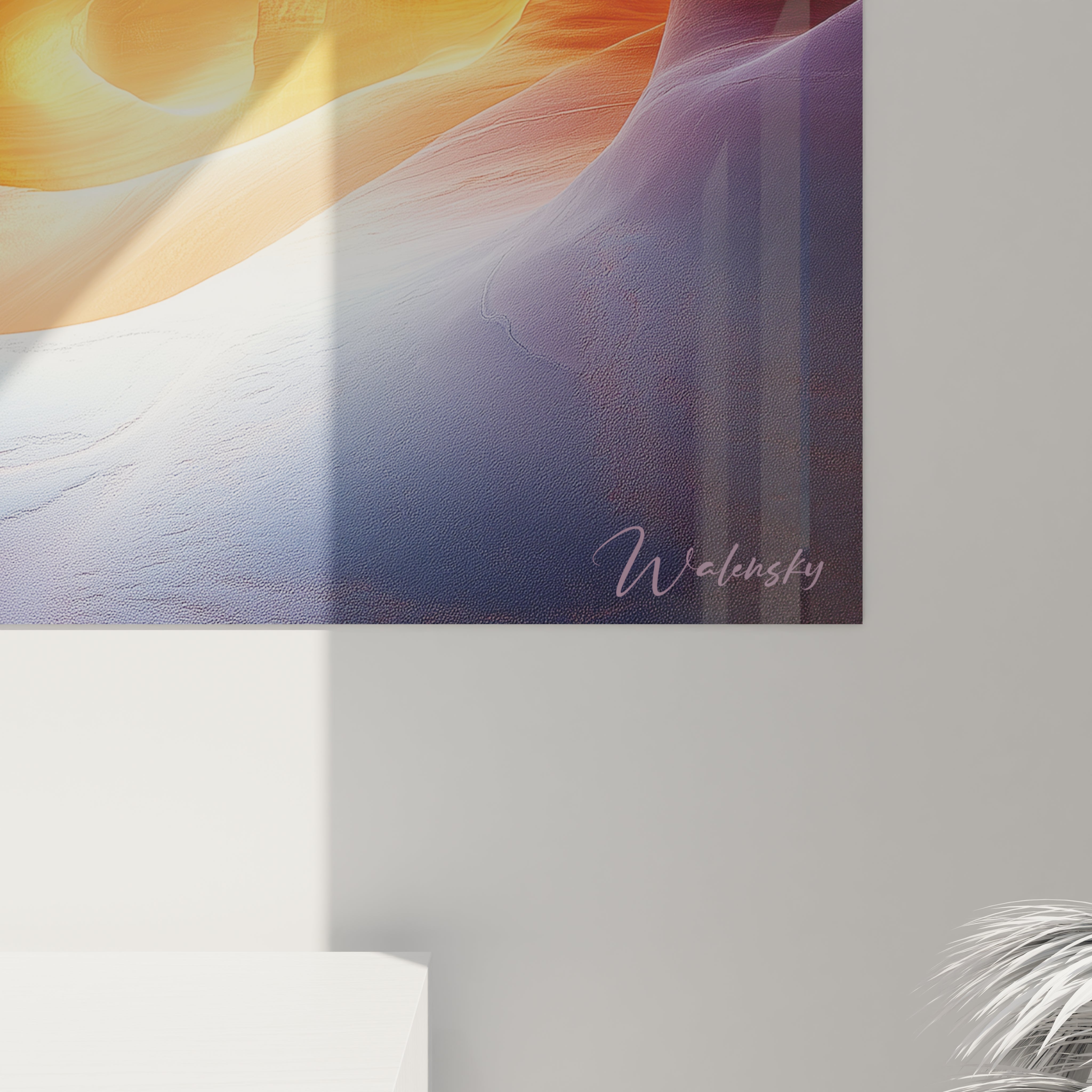 Un tableau antelope canyon capturant la magie d'un rayon de lumière traversant une cavité souterraine, avec des nuances violettes et orangées qui révèlent les courbes sinueuses de la roche polie, formant un spectacle naturel hypnotisant.
