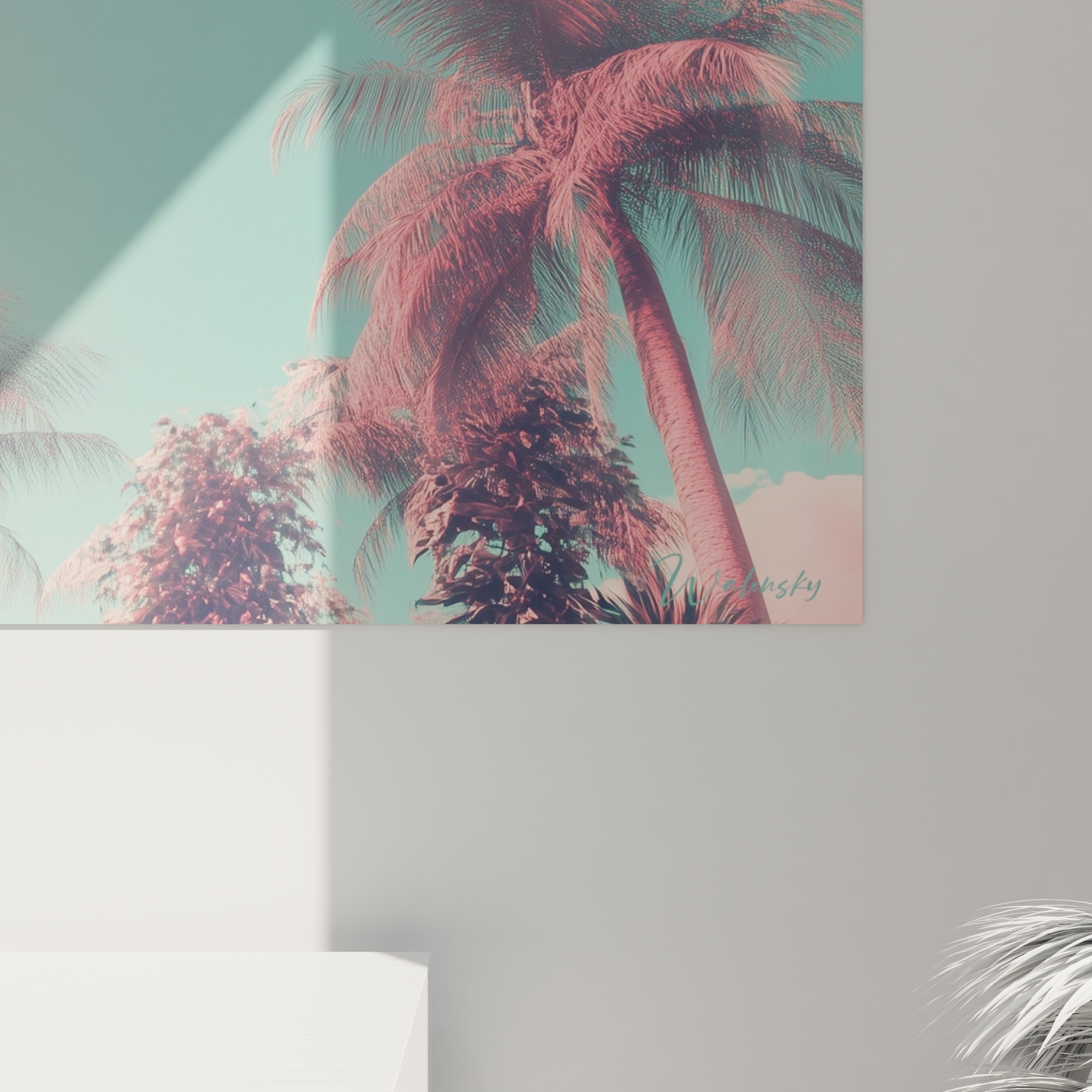 Un tableau exotique représentant une rangée de palmiers vus d'en bas, transformés par un traitement chromatique intense mêlant rose corail et turquoise céruléen, avec un jeu de textures subtil entre les troncs lisses et les palmes finement détaillées.
