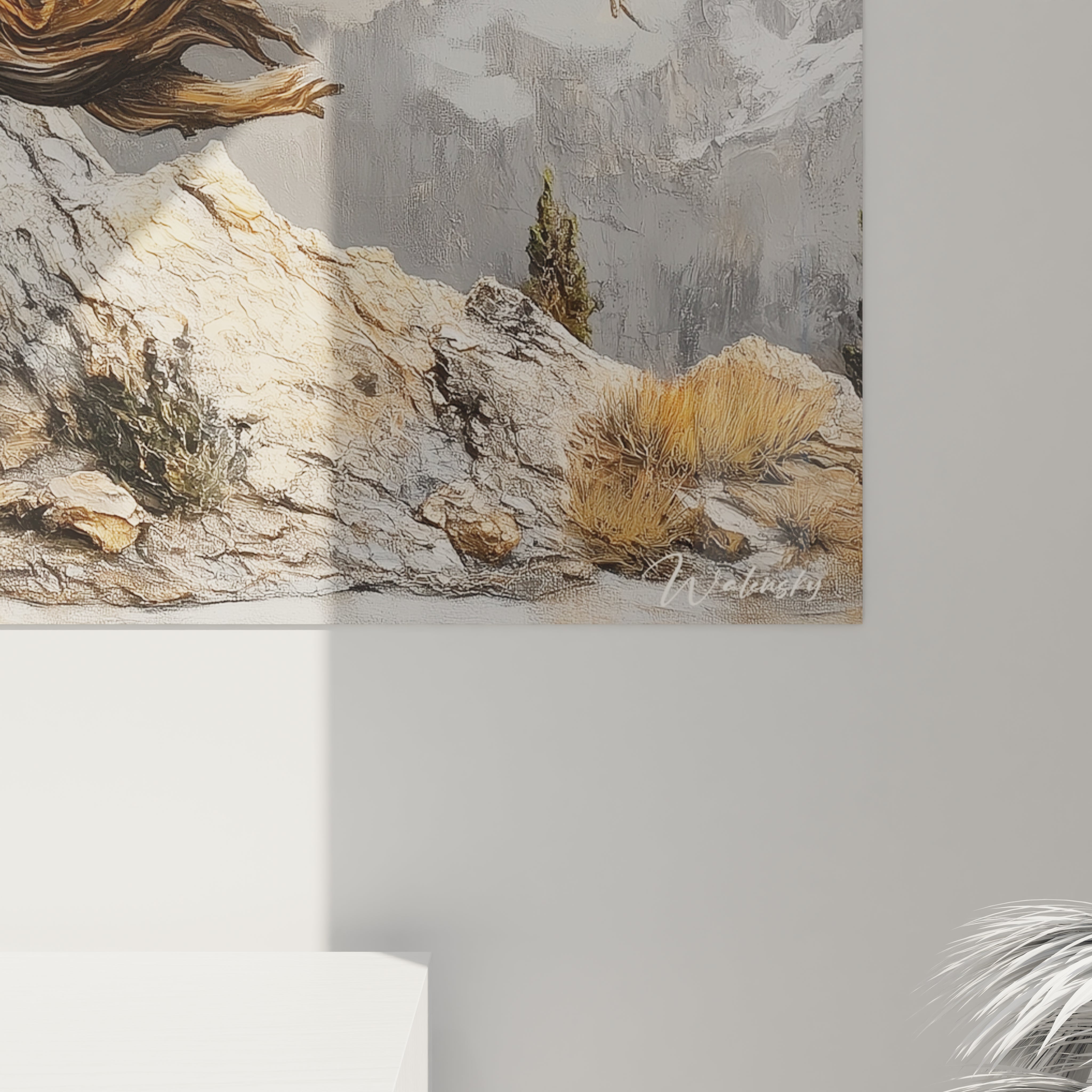 Un tableau arbre ancestral capturant un spécimen desséché mais puissant aux couleurs dorées et terreuses, perché sur une roche claire, se détachant sur un horizon montagneux aux teintes grises et bleues, avec une finition texturée évoquant l'écorce vieillie.
