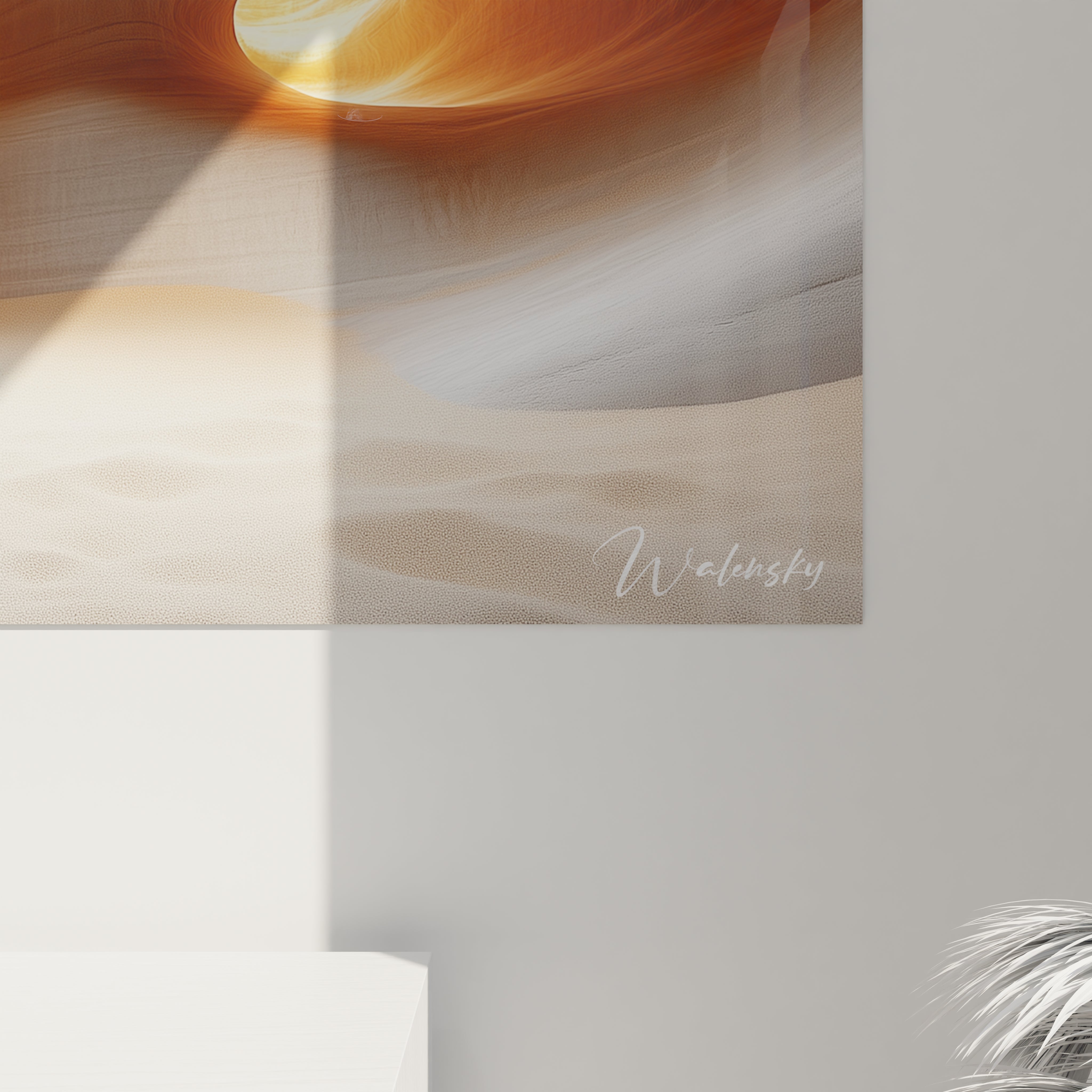 Un tableau de formations géologiques aux lignes sinueuses, présentant des vagues de pierre blanche contrastant avec des espaces lumineux orange chaud, créant une composition harmonieuse entre ombre et lumière dans ces structures minérales polies.

