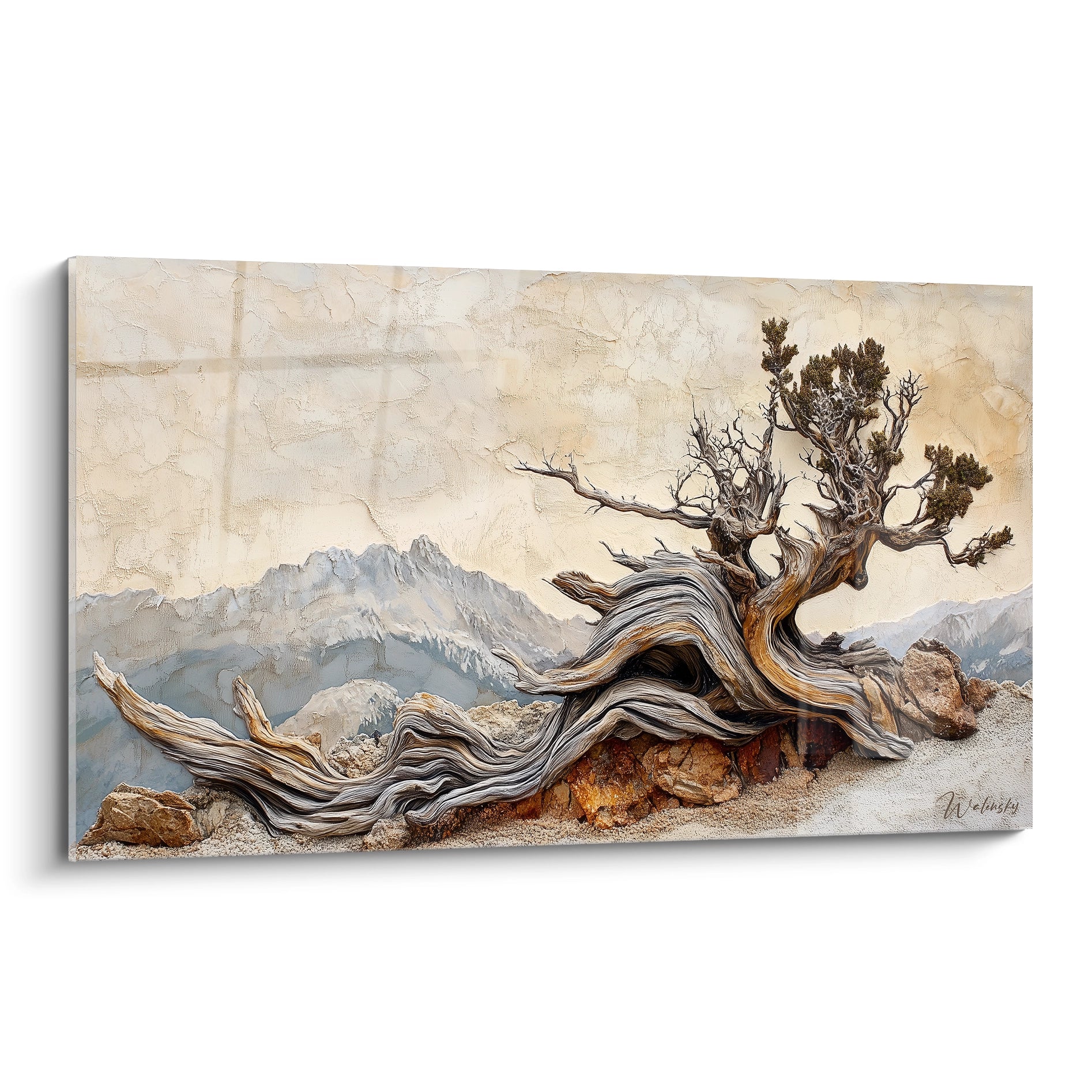 Un tableau artistique représentant un ancien genévrier aux formes tordues et sinueuses, accroché à des roches, avec des détails minutieux de fibres de bois sculptées par le temps, devant des montagnes bleutées sur fond beige texturé.
