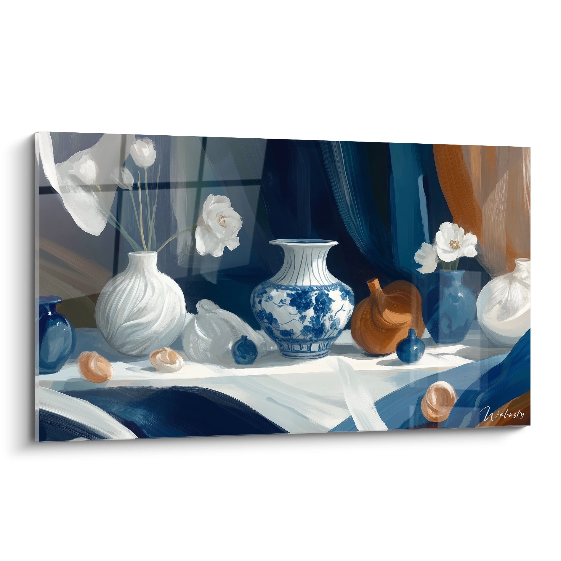 Un tableau nature morte abstrait illustrant des vases blancs et bleus, des fleurs blanches, et des objets orange, sur un fond texturé avec des teintes bleu marine et marron.

