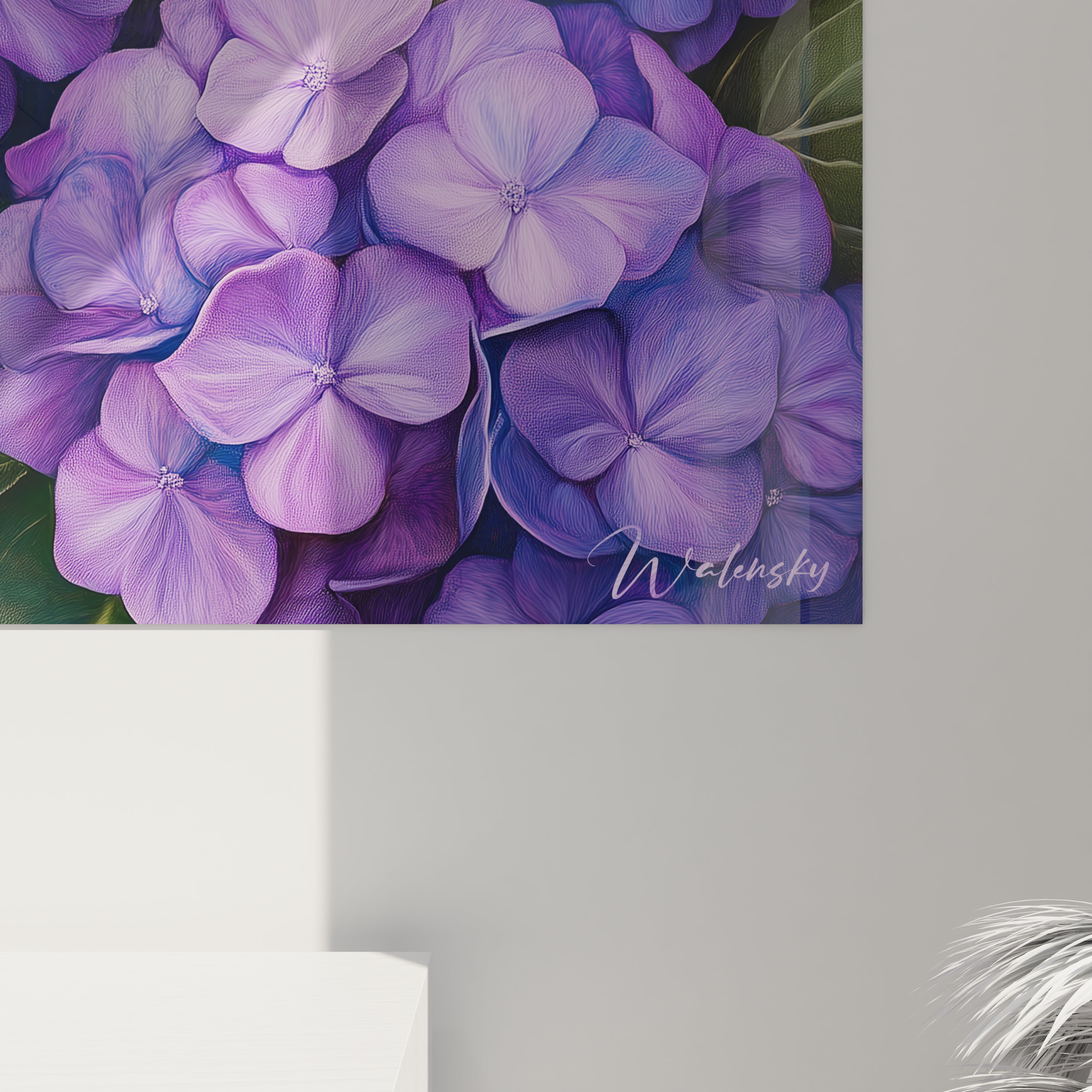 Un tableau Hortensia nature mettant en avant des fleurs violettes et bleues aux pétales finement texturés, entourées de feuilles vertes, avec une lumière douce renforçant les contrastes.







