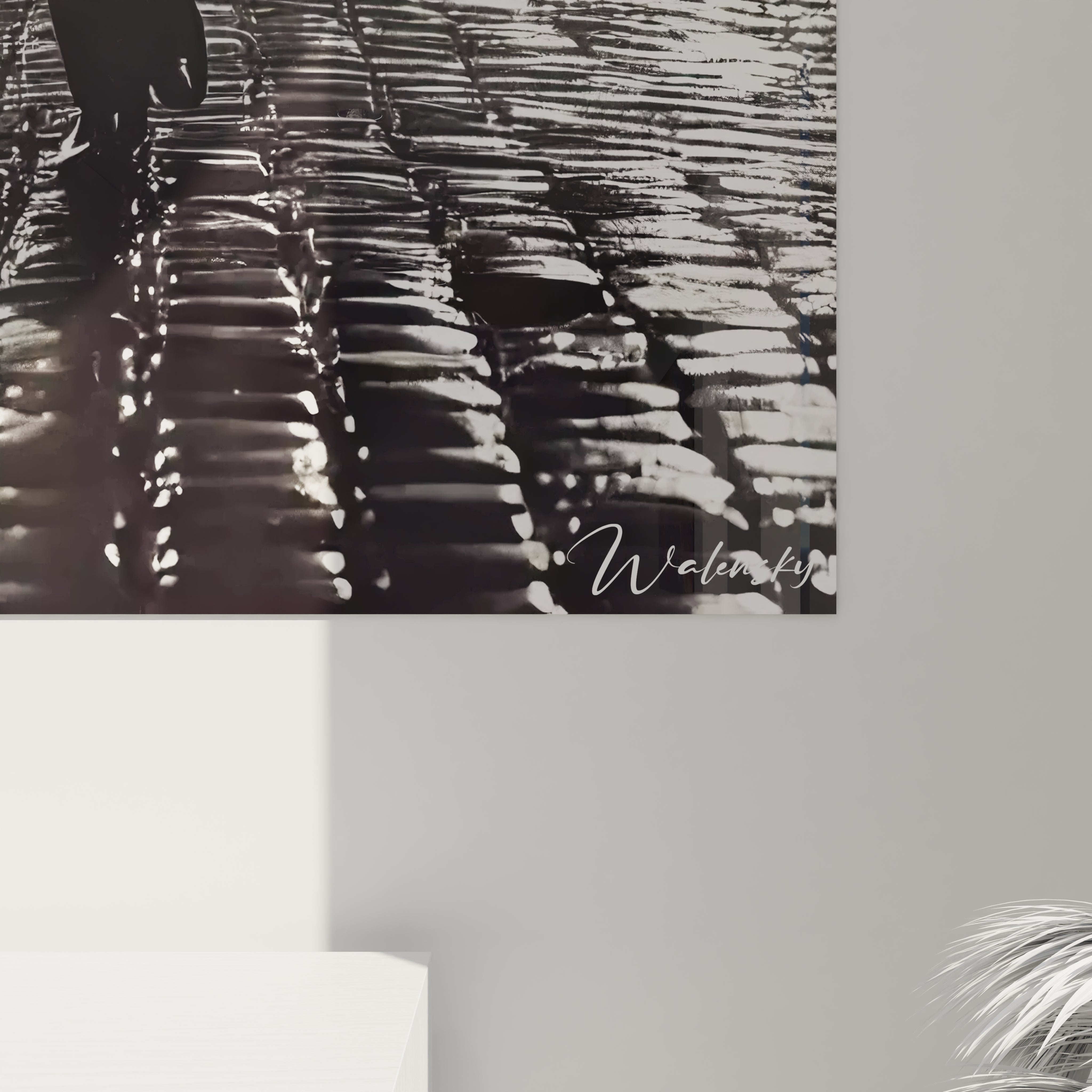 tableau noir et blanc vue de près les détails des ombres des lampadaires et des reflets sur les pavés captivent l’attention et invitent à découvrir l’histoire d’un homme mystérieux dans une ville pluvieuse

