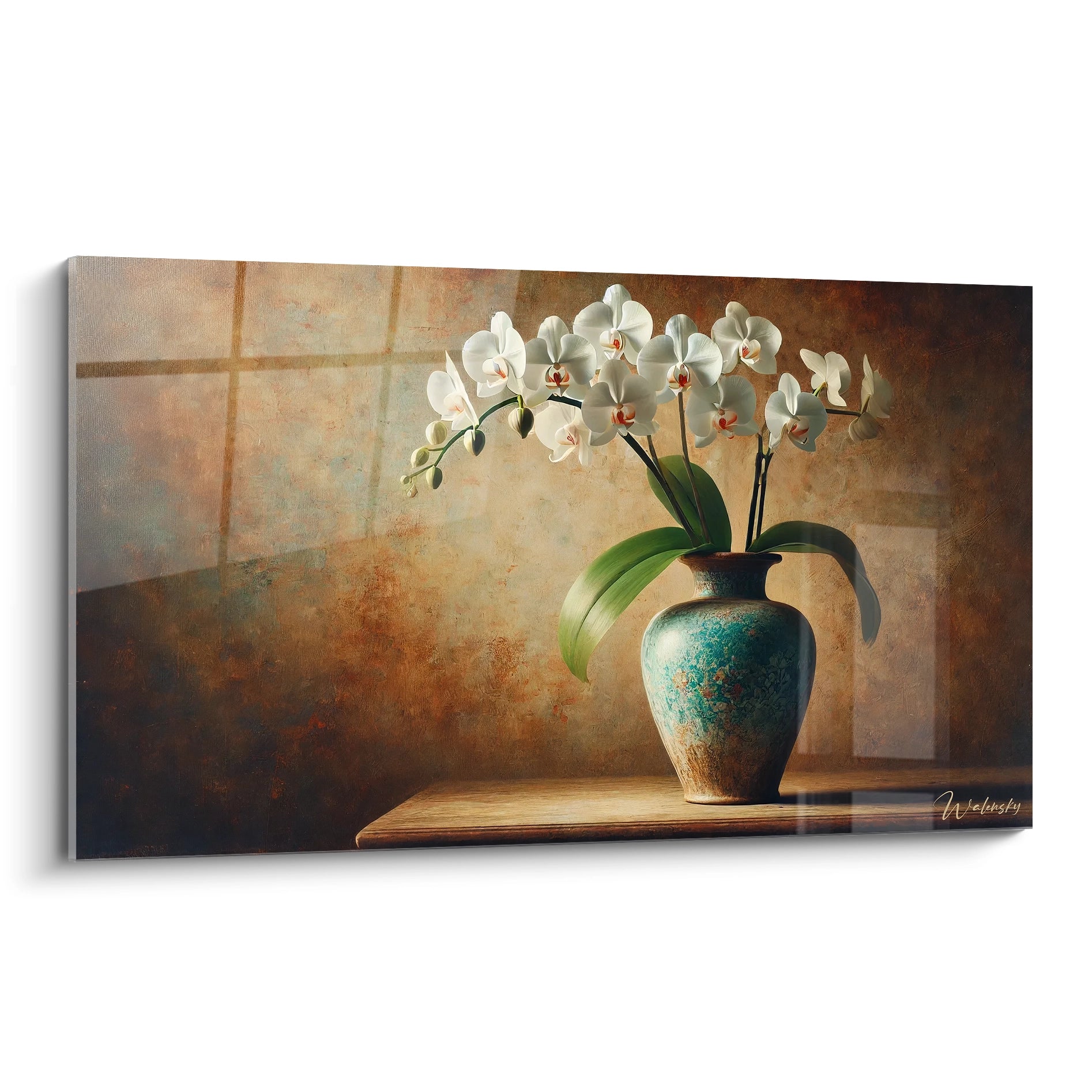 Tableau Orchidée en vue de biais mettant en avant la délicatesse des orchidées blanches dans un vase turquoise antique, rehaussé par un fond chaleureux et texturé pour une ambiance sereine.

