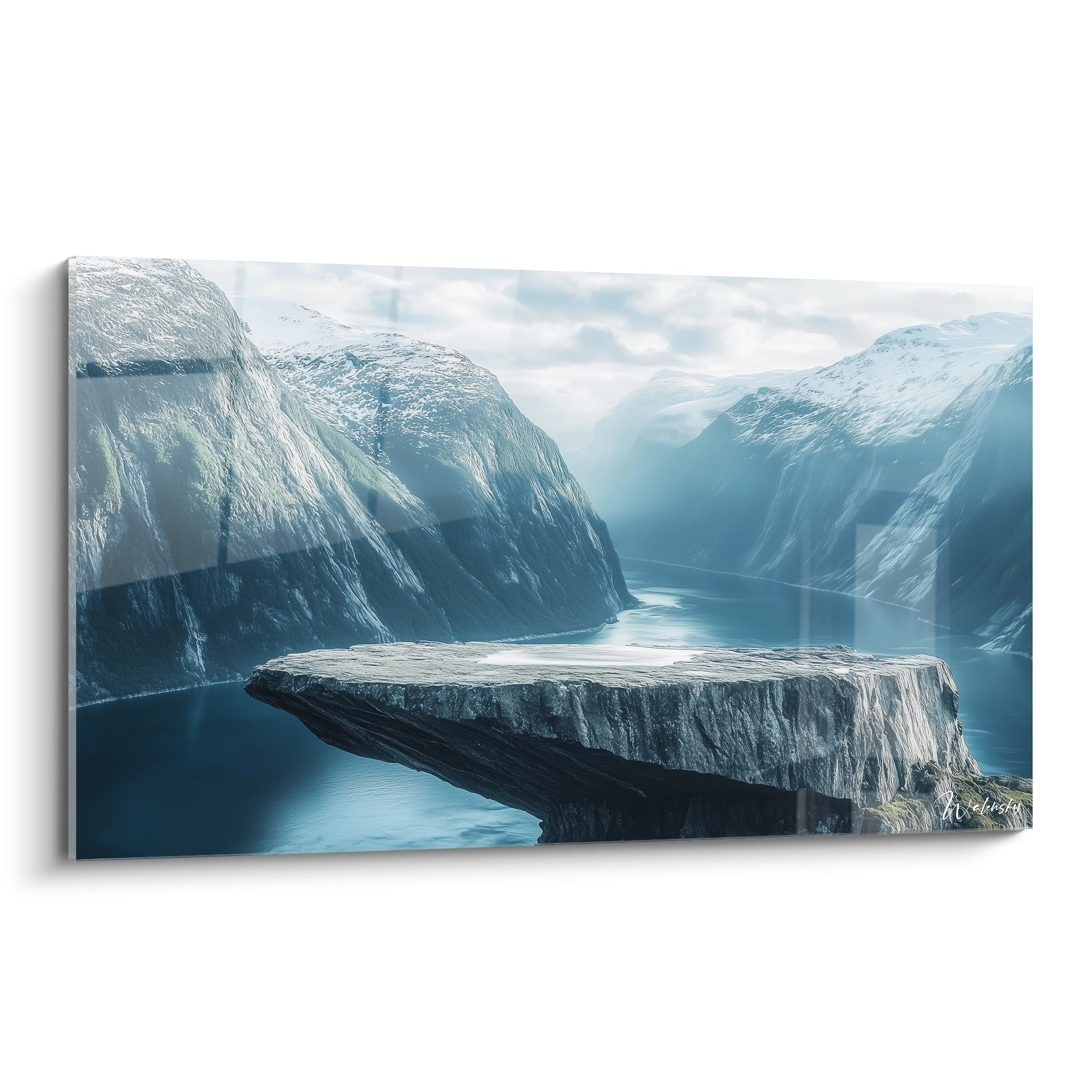 Un tableau paysage représentant un fjord entouré de hautes montagnes enneigées, avec des tons de bleu, gris et blanc. La roche texturée contraste avec l’eau lisse et le ciel légèrement voilé.

