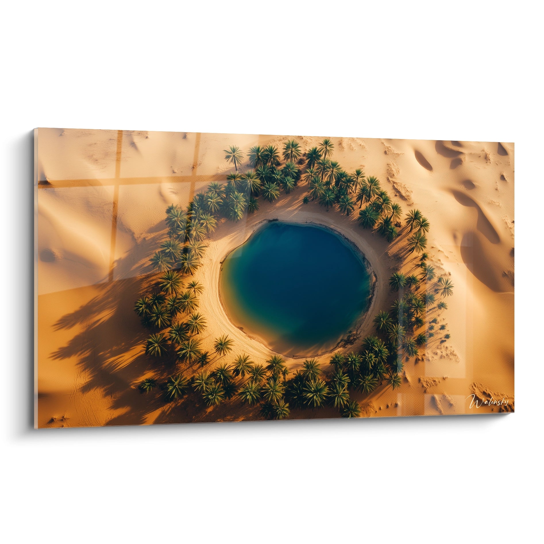 Un tableau paysage représentant une oasis circulaire entourée de palmiers, avec des dunes dorées et une eau bleu profond, contrastant avec les textures lisses du sable et les feuillages détaillés.

