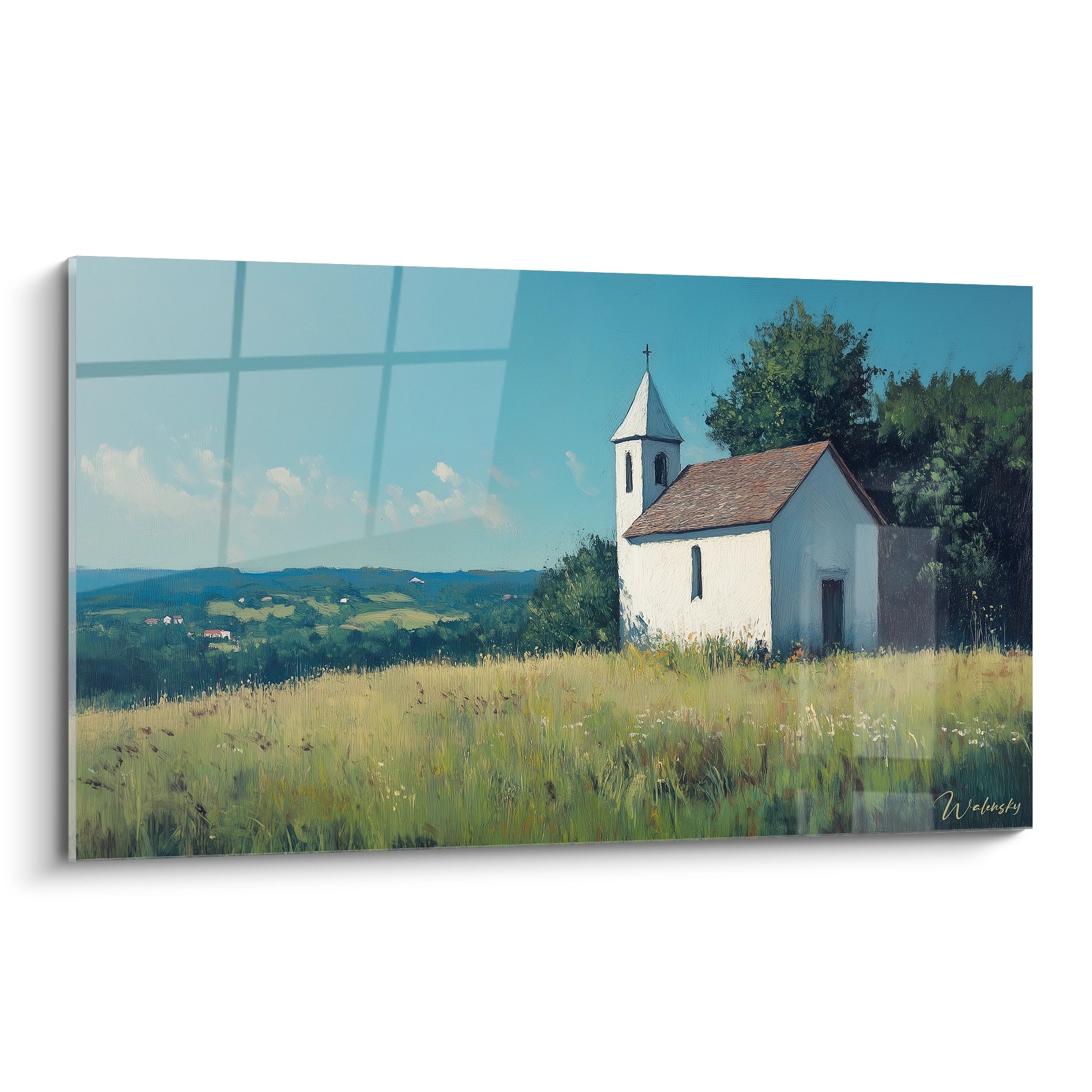 Un tableau paysage représentant une petite chapelle blanche au toit rouge, entourée d’herbes hautes vertes et jaunes, sous un ciel bleu clair avec quelques nuages diffus.

