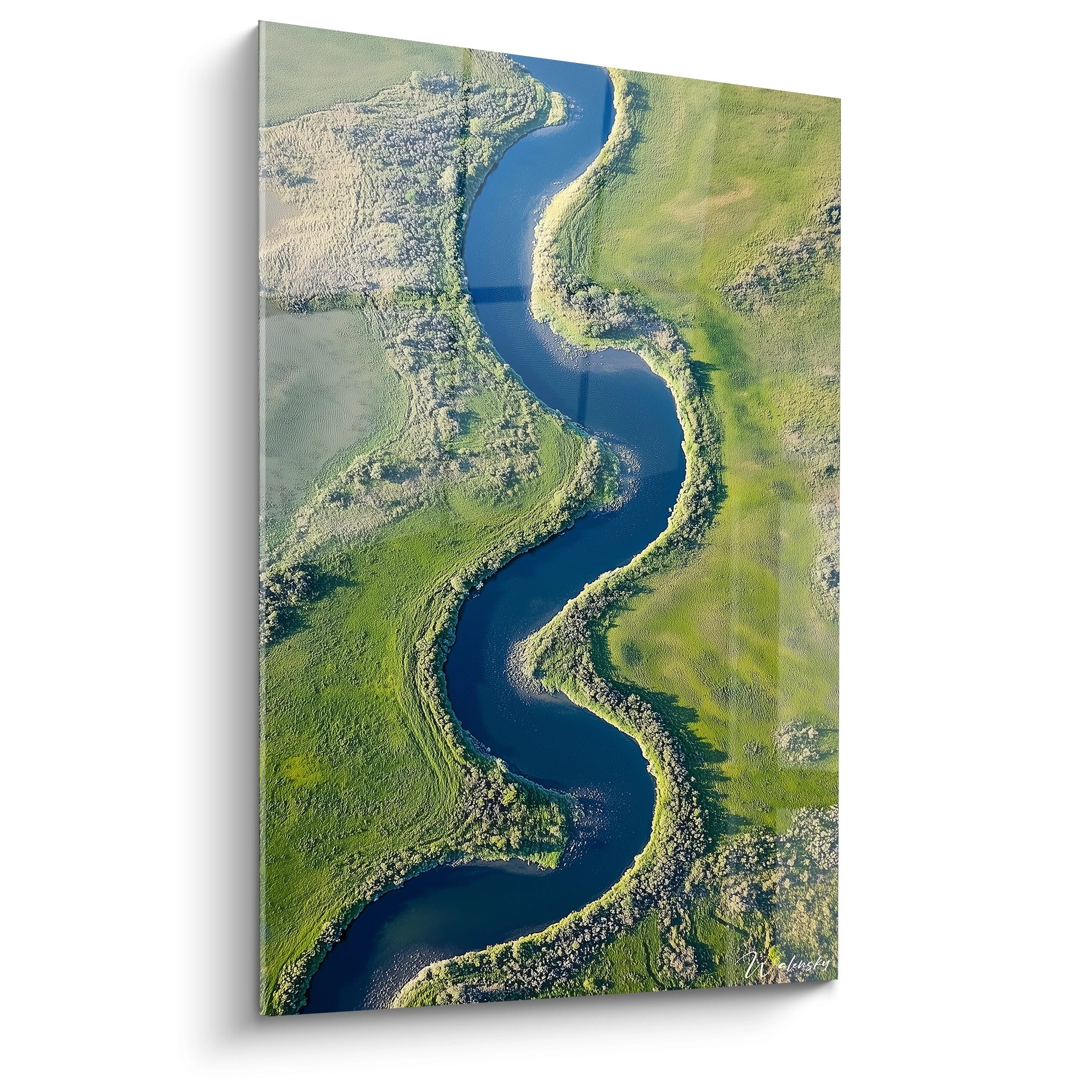 Un tableau paysage représentant une rivière sinueuse traversant des prairies verdoyantes, avec des tons de bleu, vert et beige, et une texture lisse contrastant avec des reliefs végétaux détaillés.

