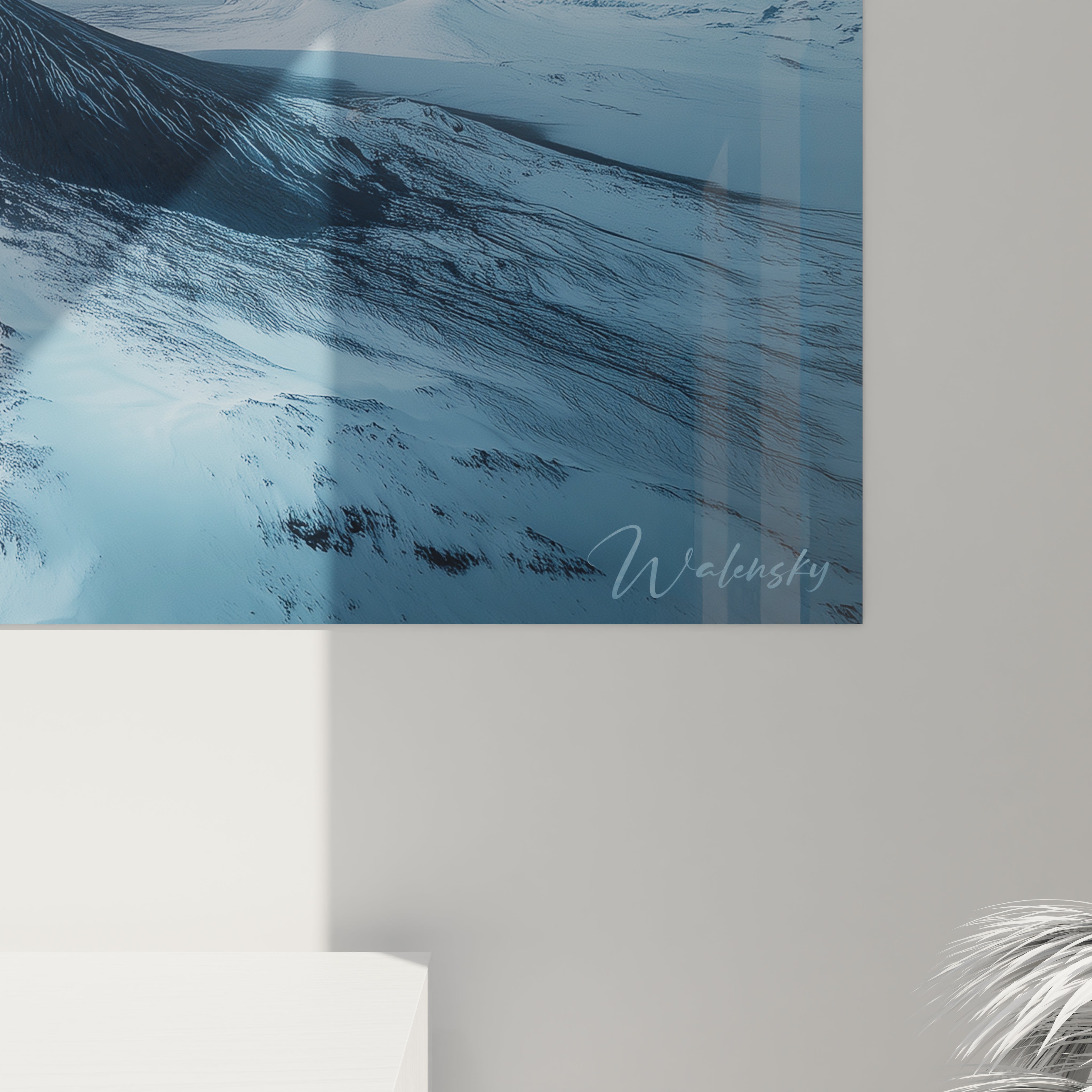 Un tableau paysage illustrant un volcan actif, projetant une fumée noire dense sur un fond de montagnes enneigées. Les couleurs principales sont le bleu froid, le gris cendreux et le noir intense.







